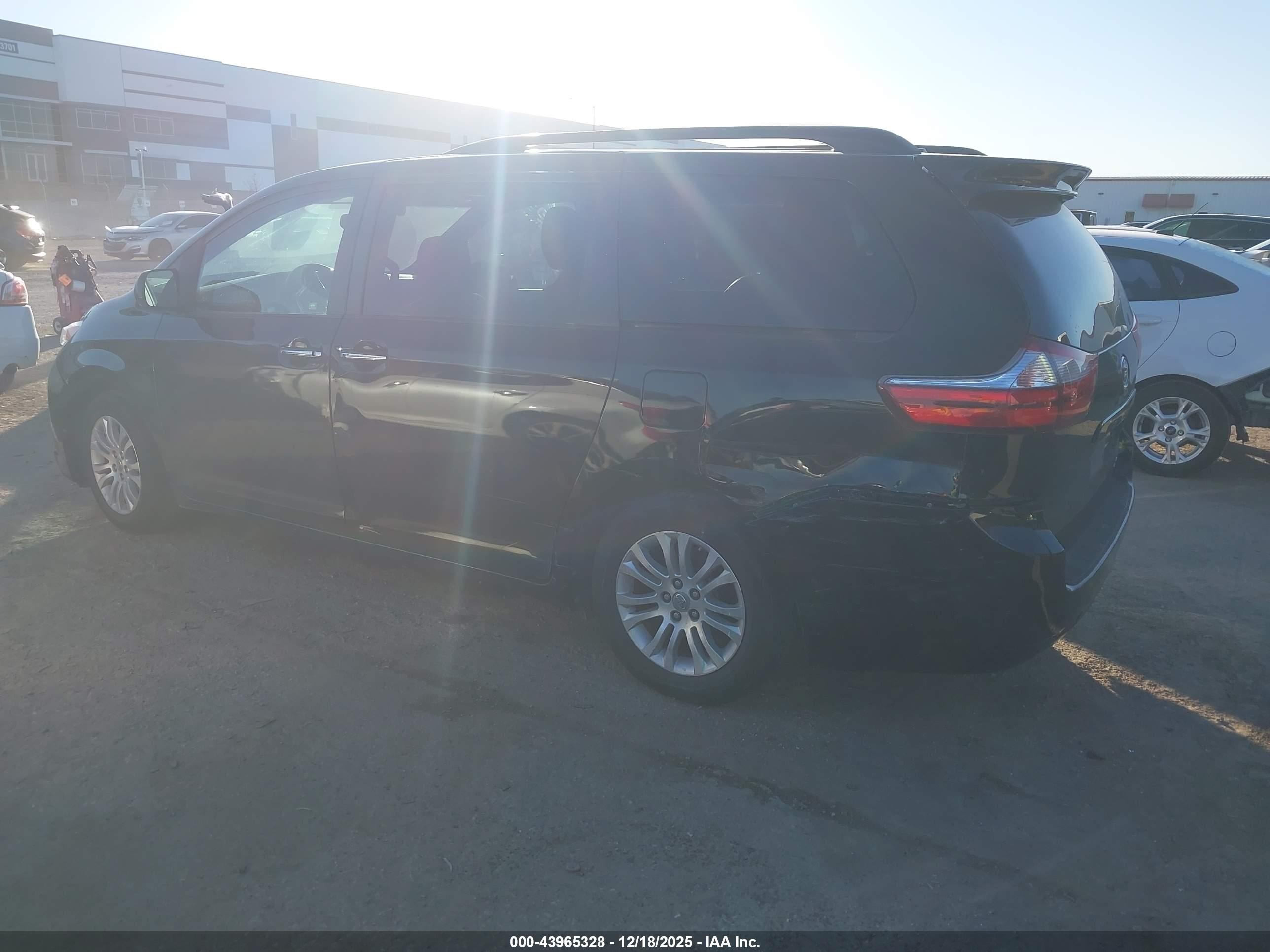 TOYOTA SIENNA image 3