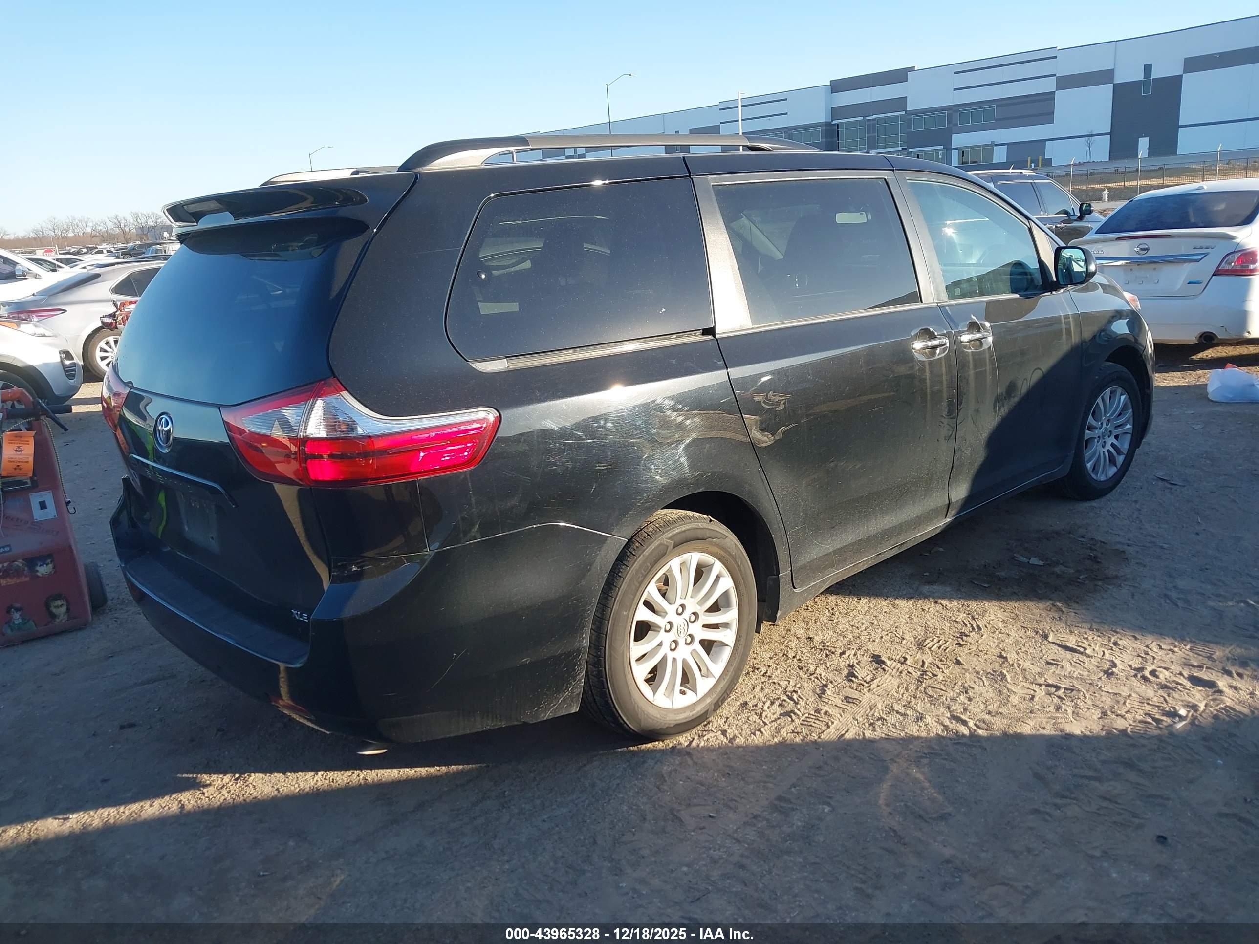 TOYOTA SIENNA image 4