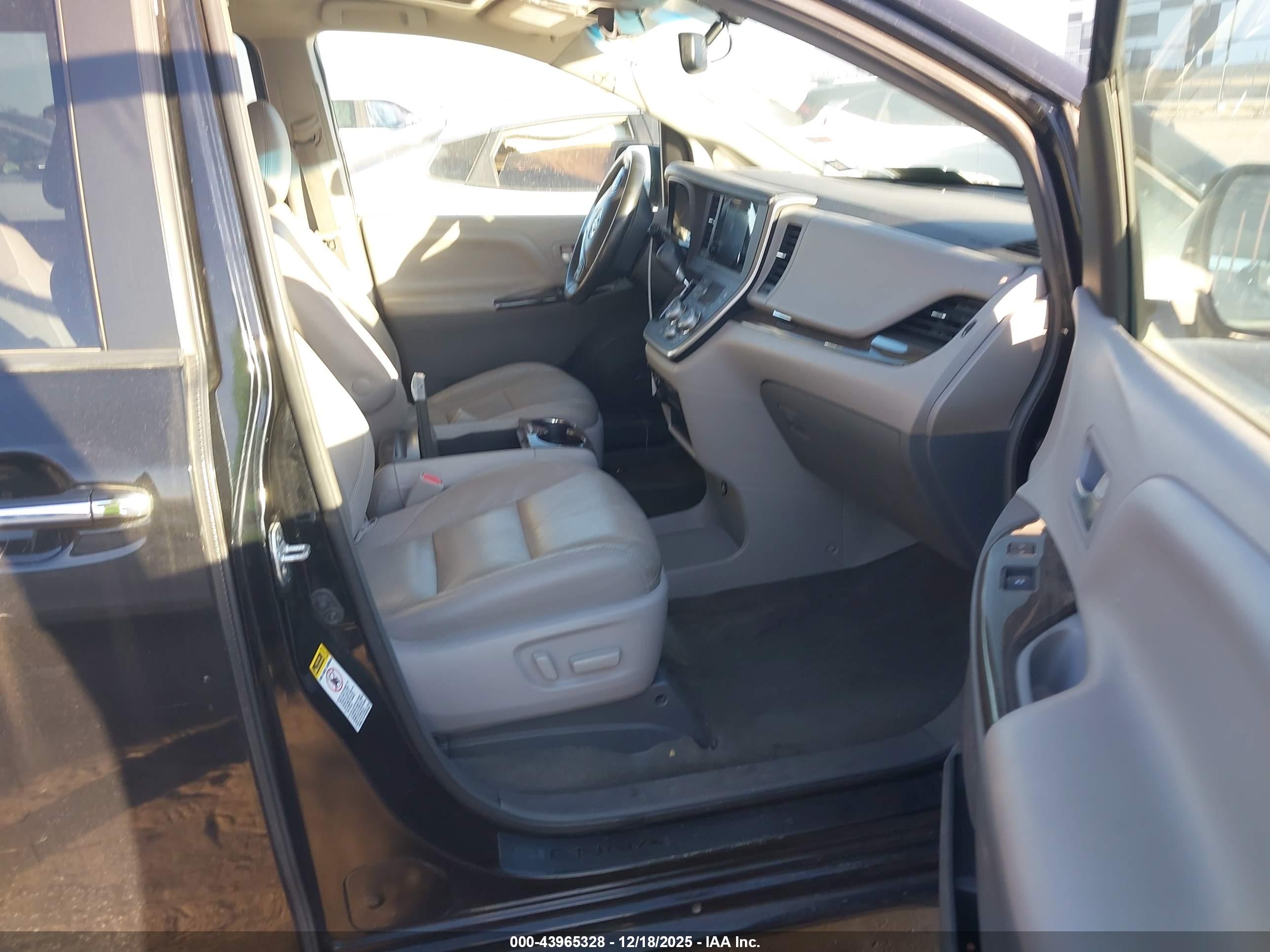 TOYOTA SIENNA image 5