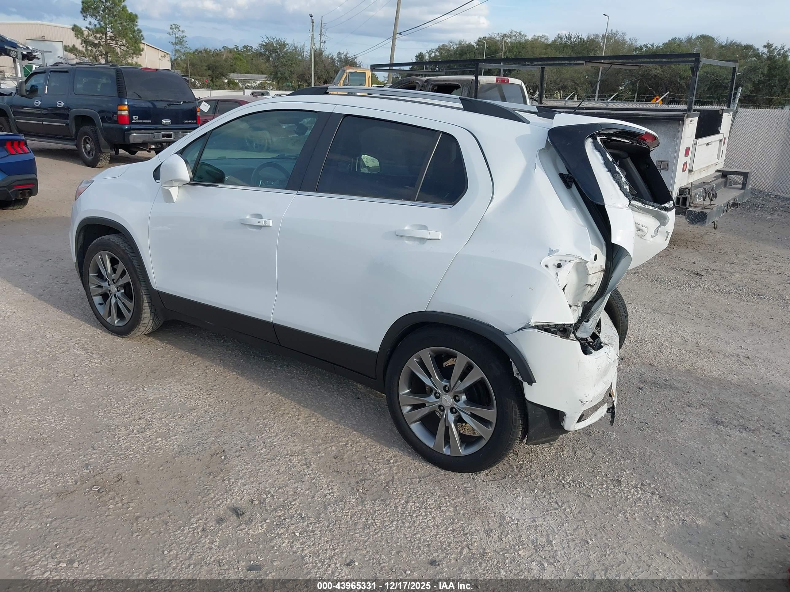 CHEVROLET TRAX image 3