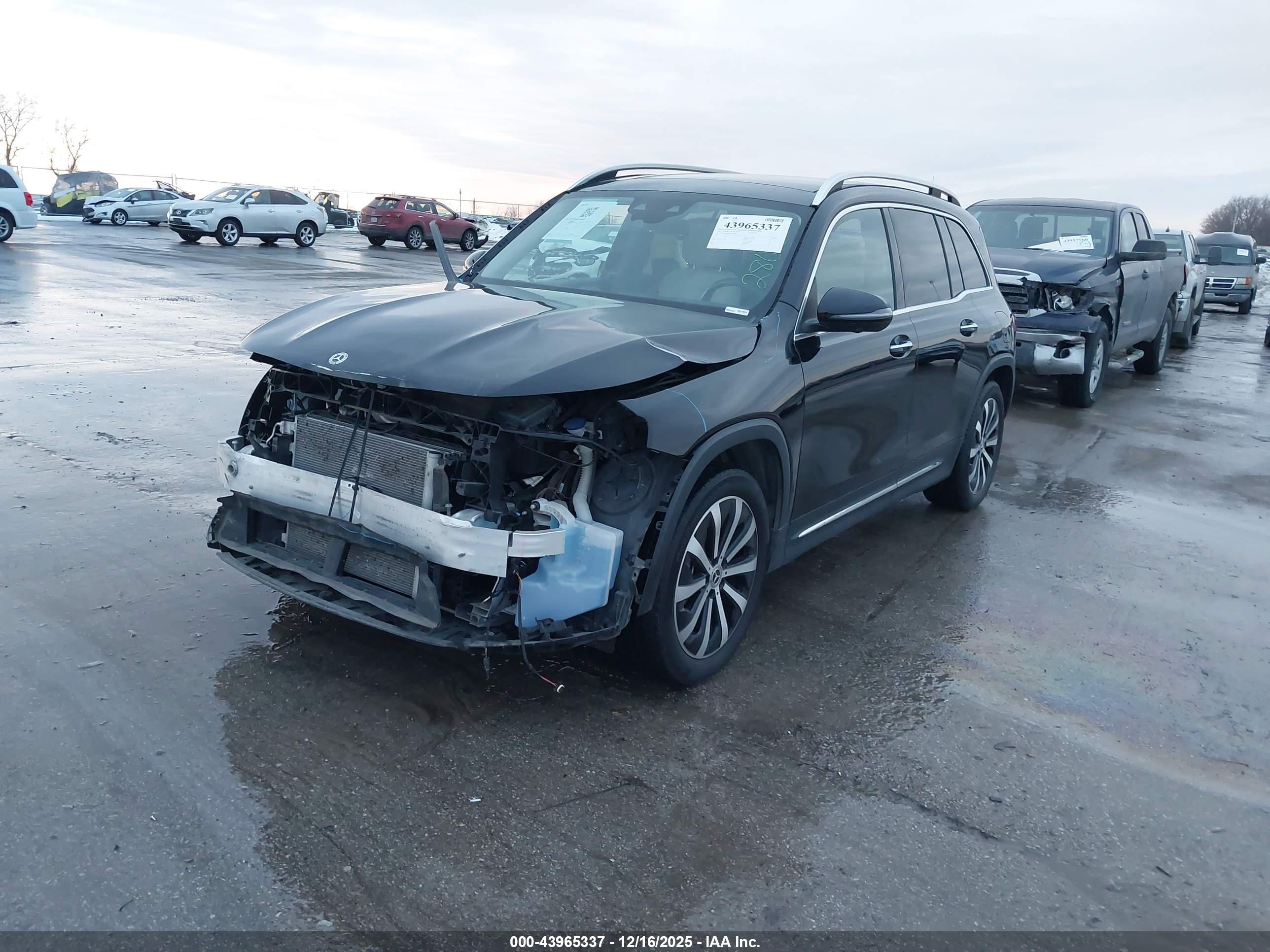 MERCEDES-BENZ GLB image 2