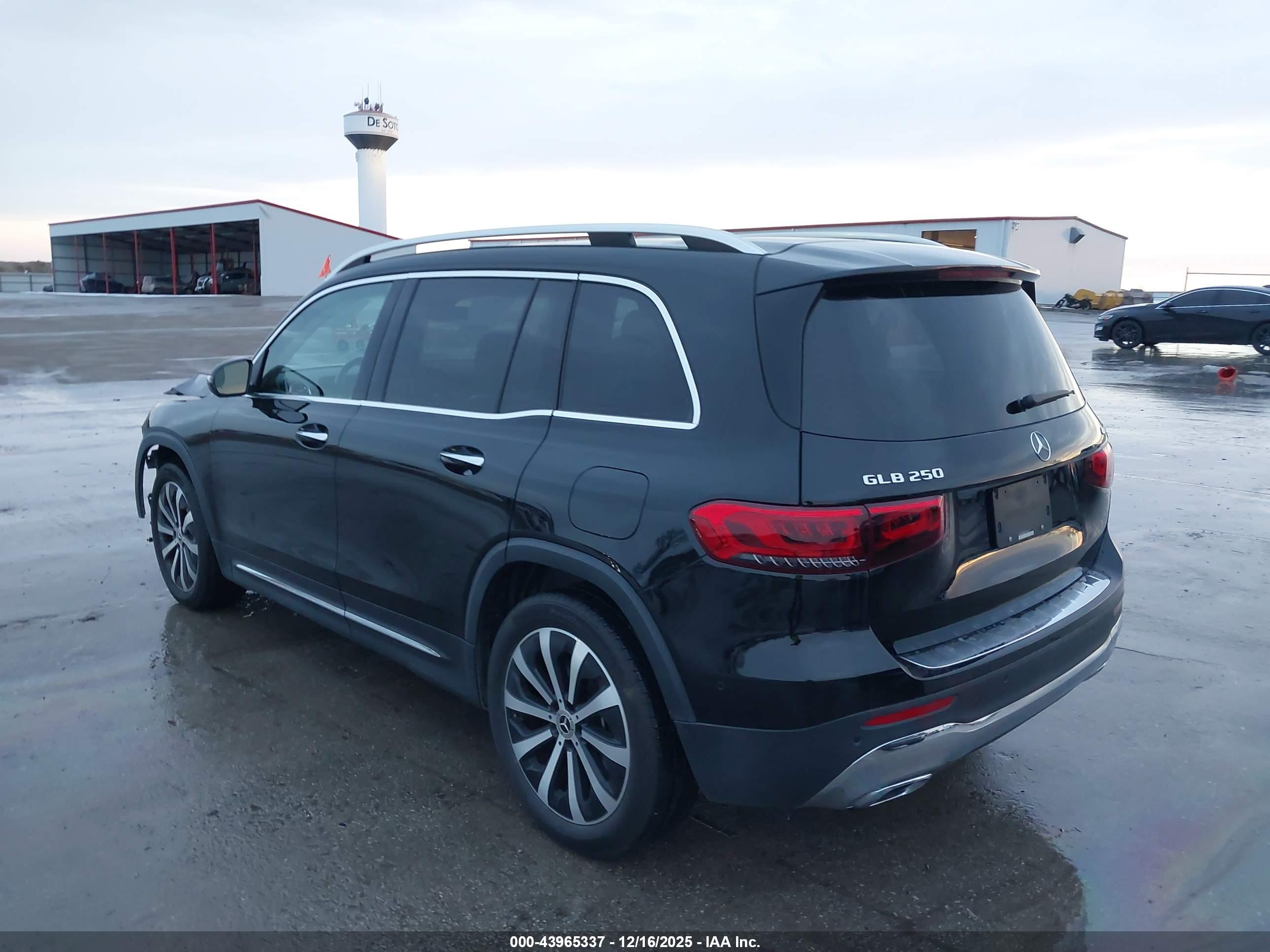 MERCEDES-BENZ GLB image 3