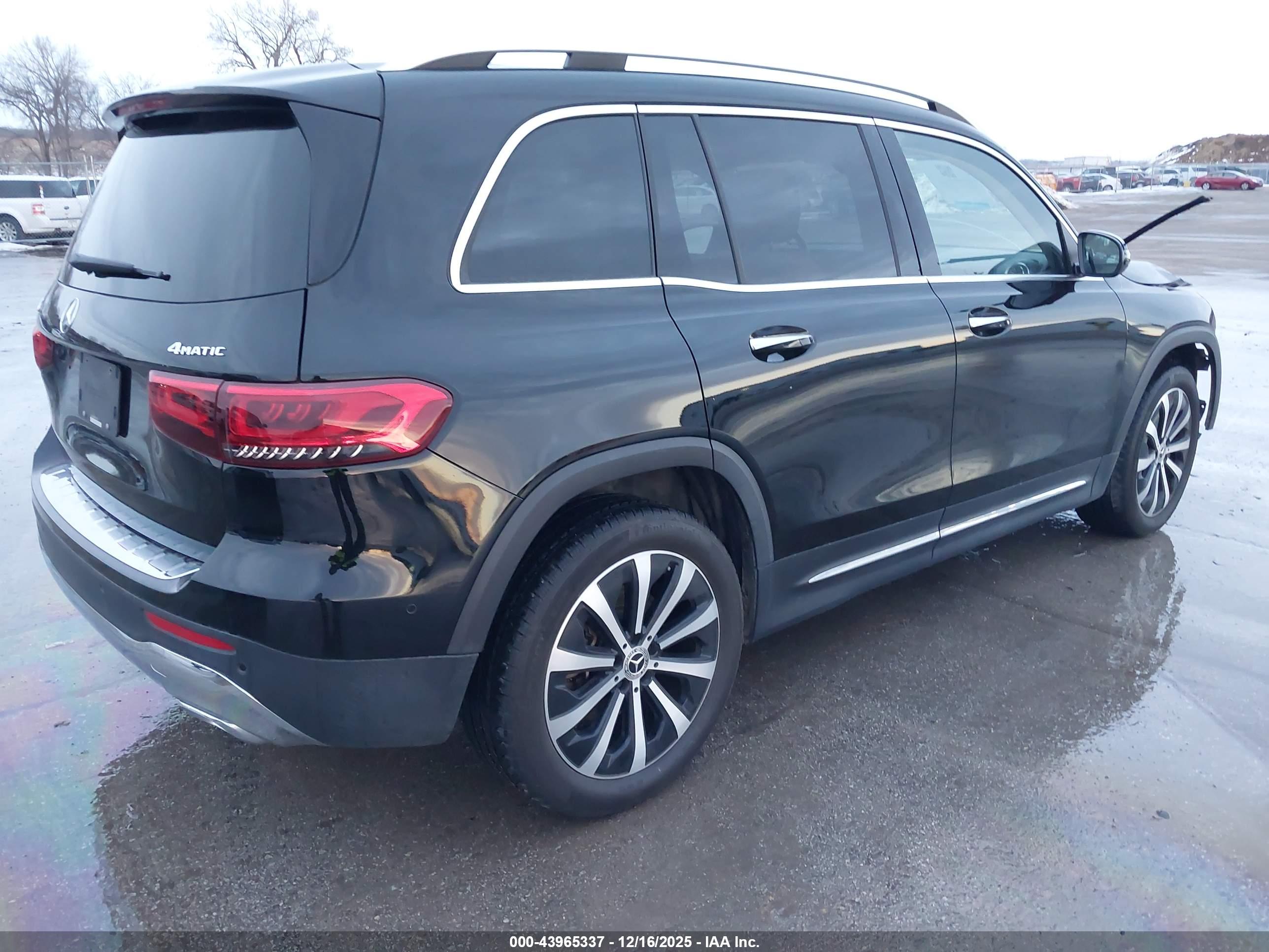 MERCEDES-BENZ GLB image 4