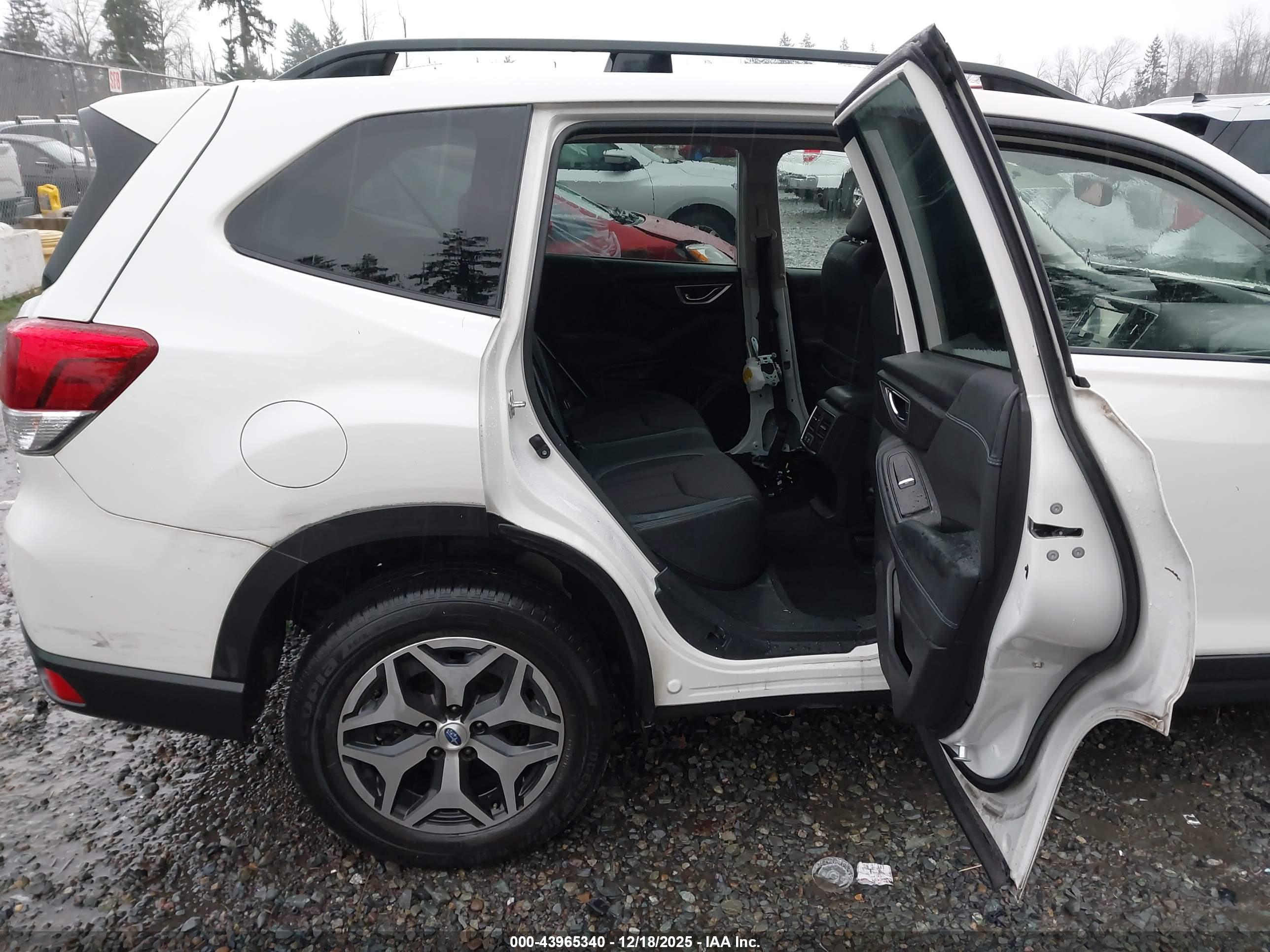 SUBARU FORESTER image 8