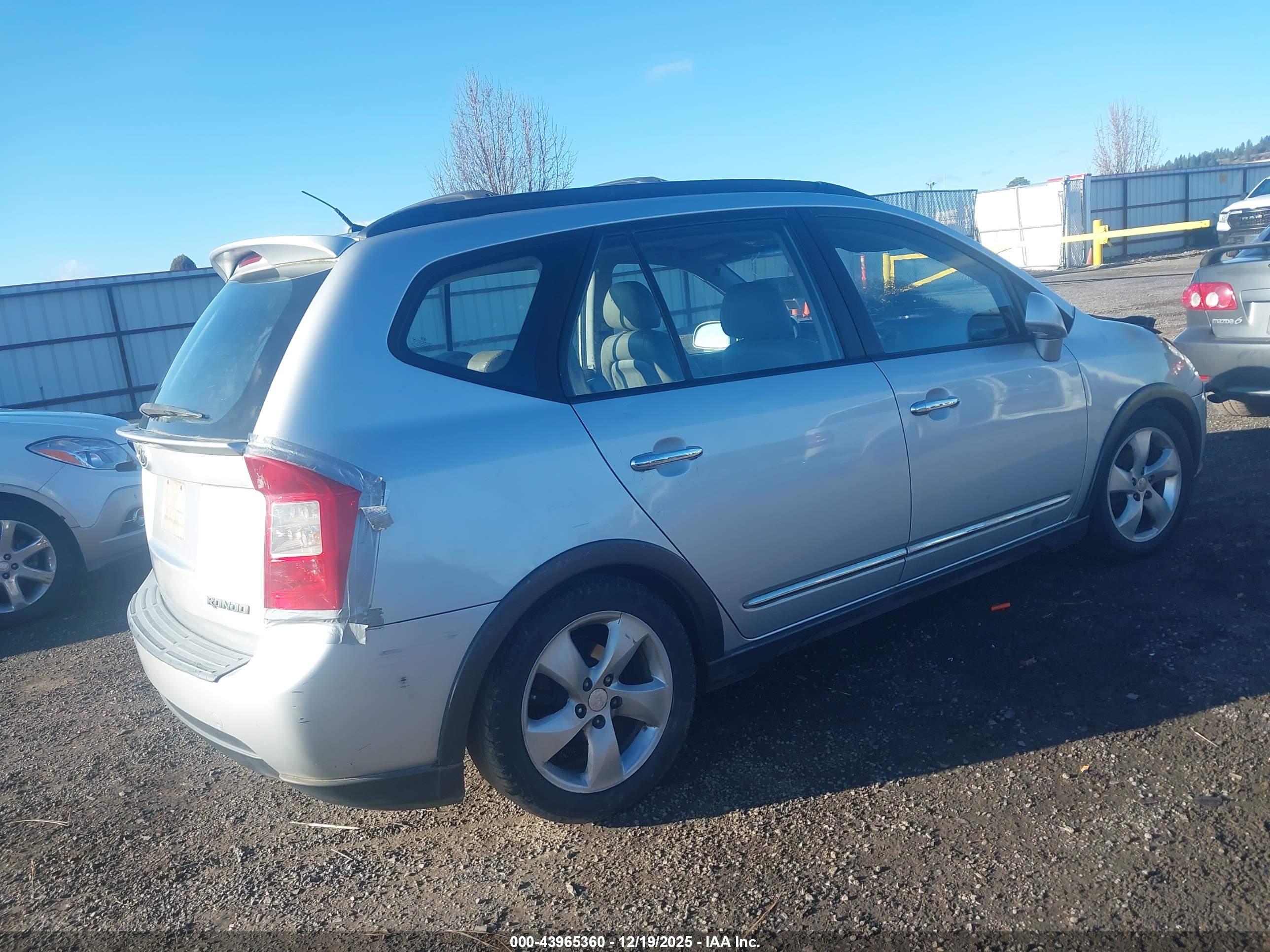 KIA RONDO image 4