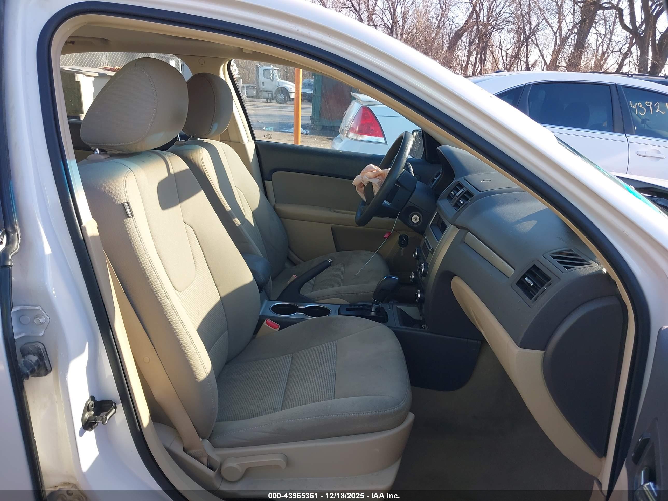 FORD FUSION image 5