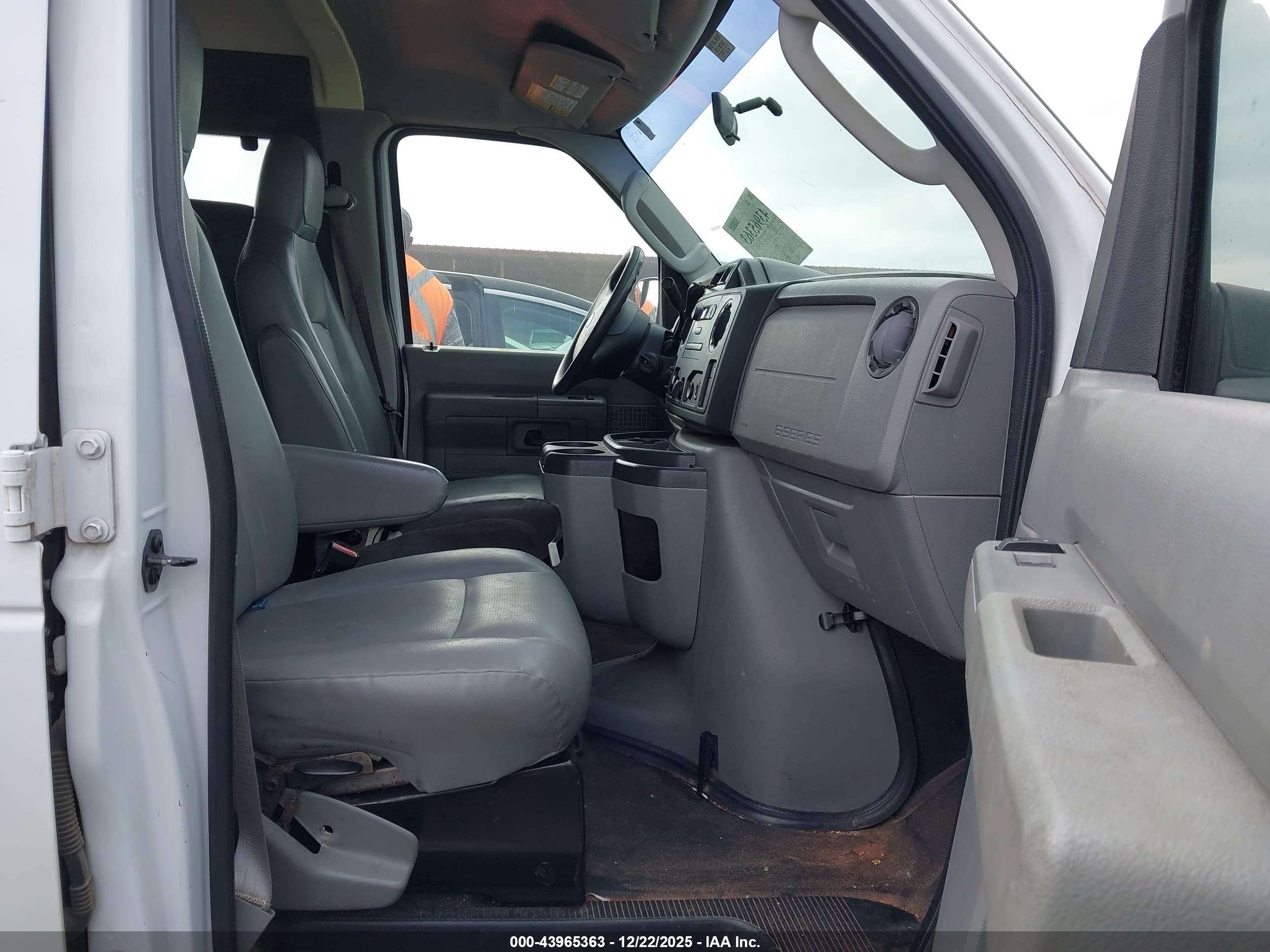 FORD E-250 image 5