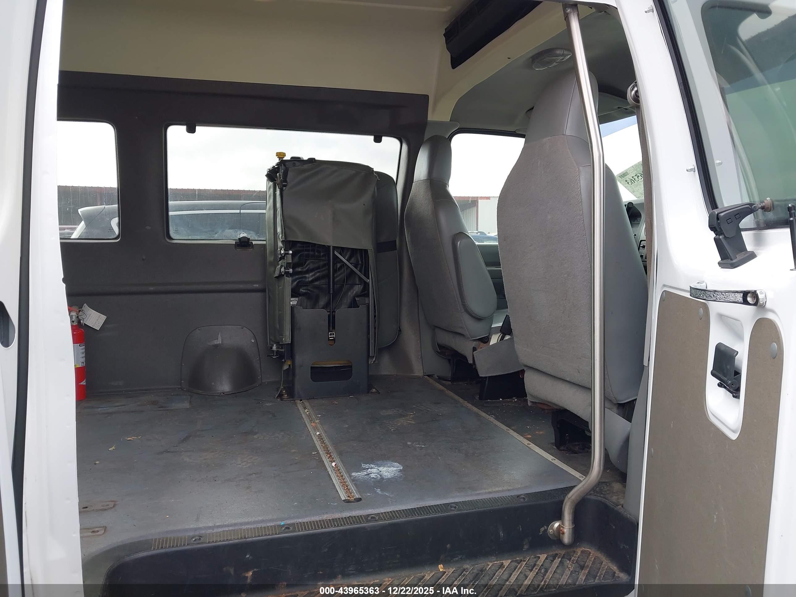 FORD E-250 image 8