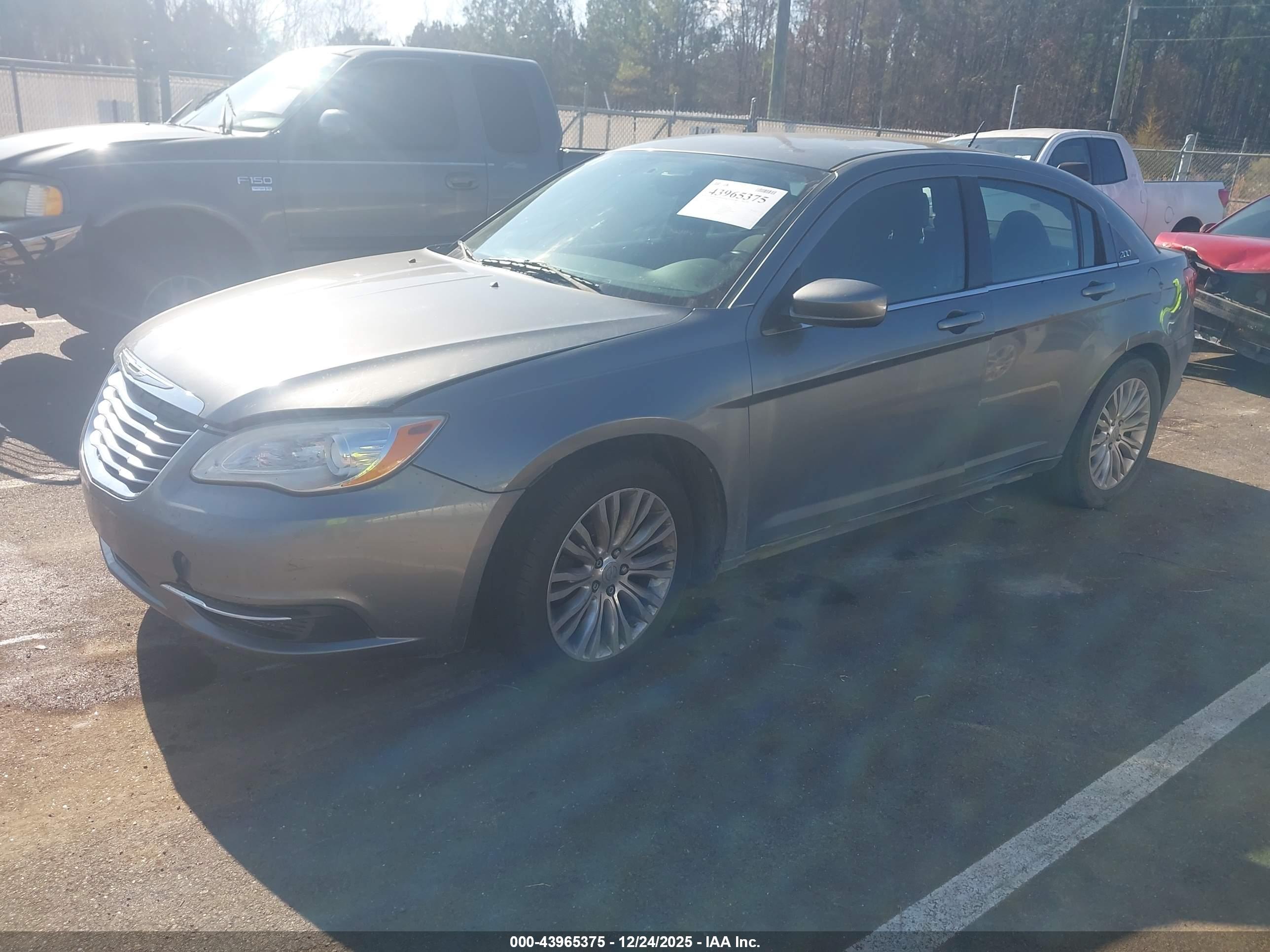 CHRYSLER 200 image 2