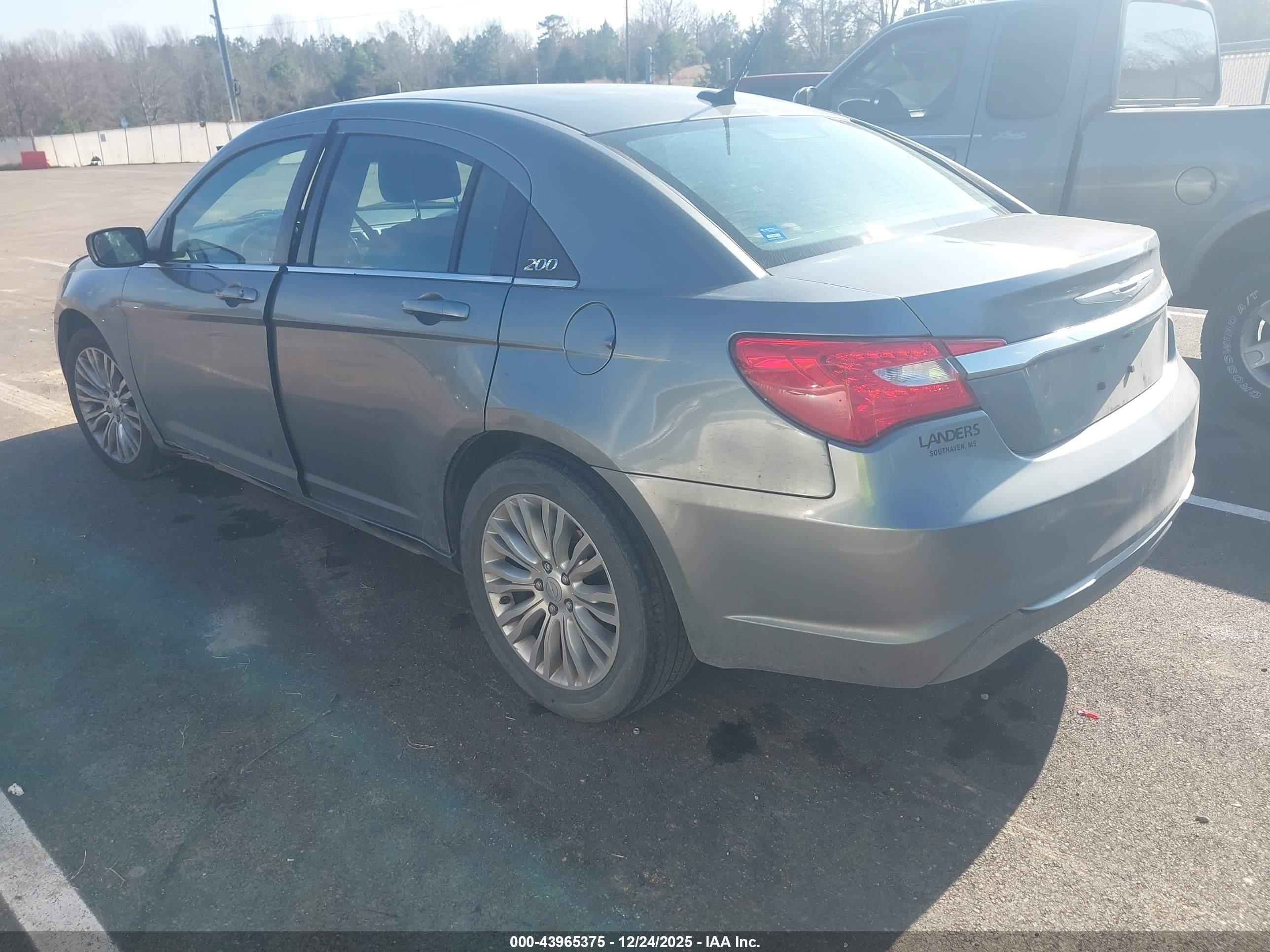 CHRYSLER 200 image 3