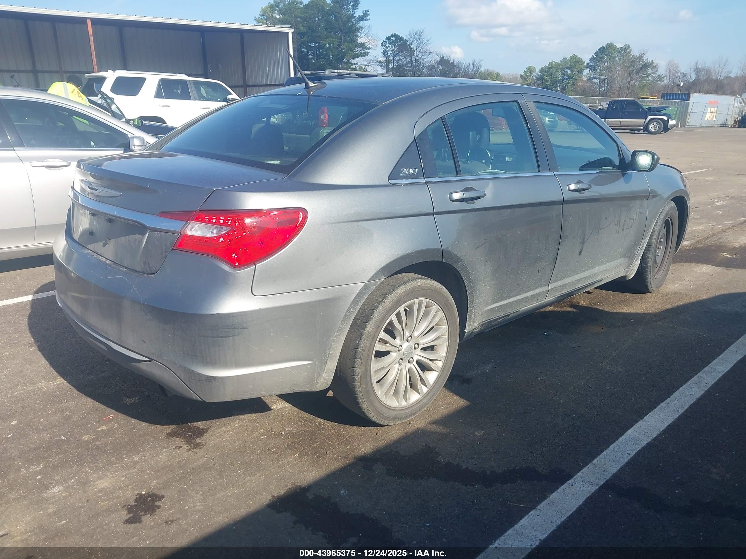 CHRYSLER 200 image 4