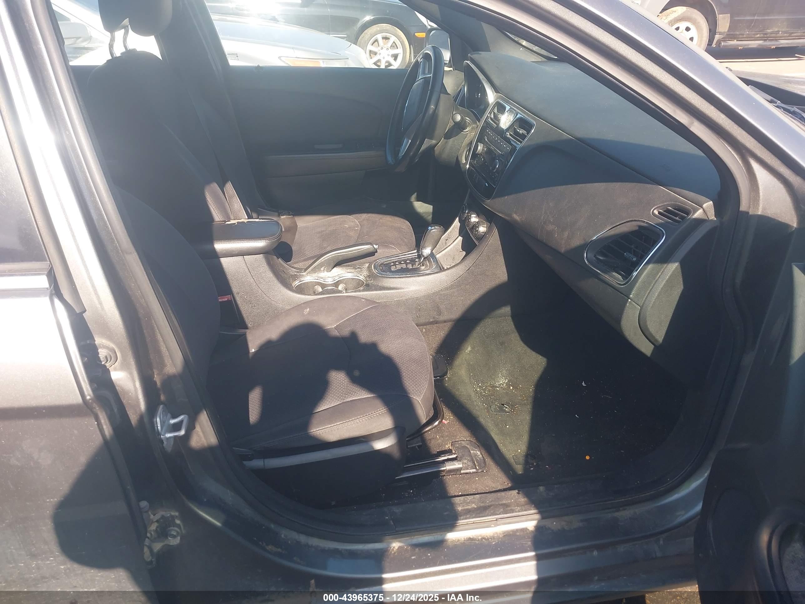 CHRYSLER 200 image 5