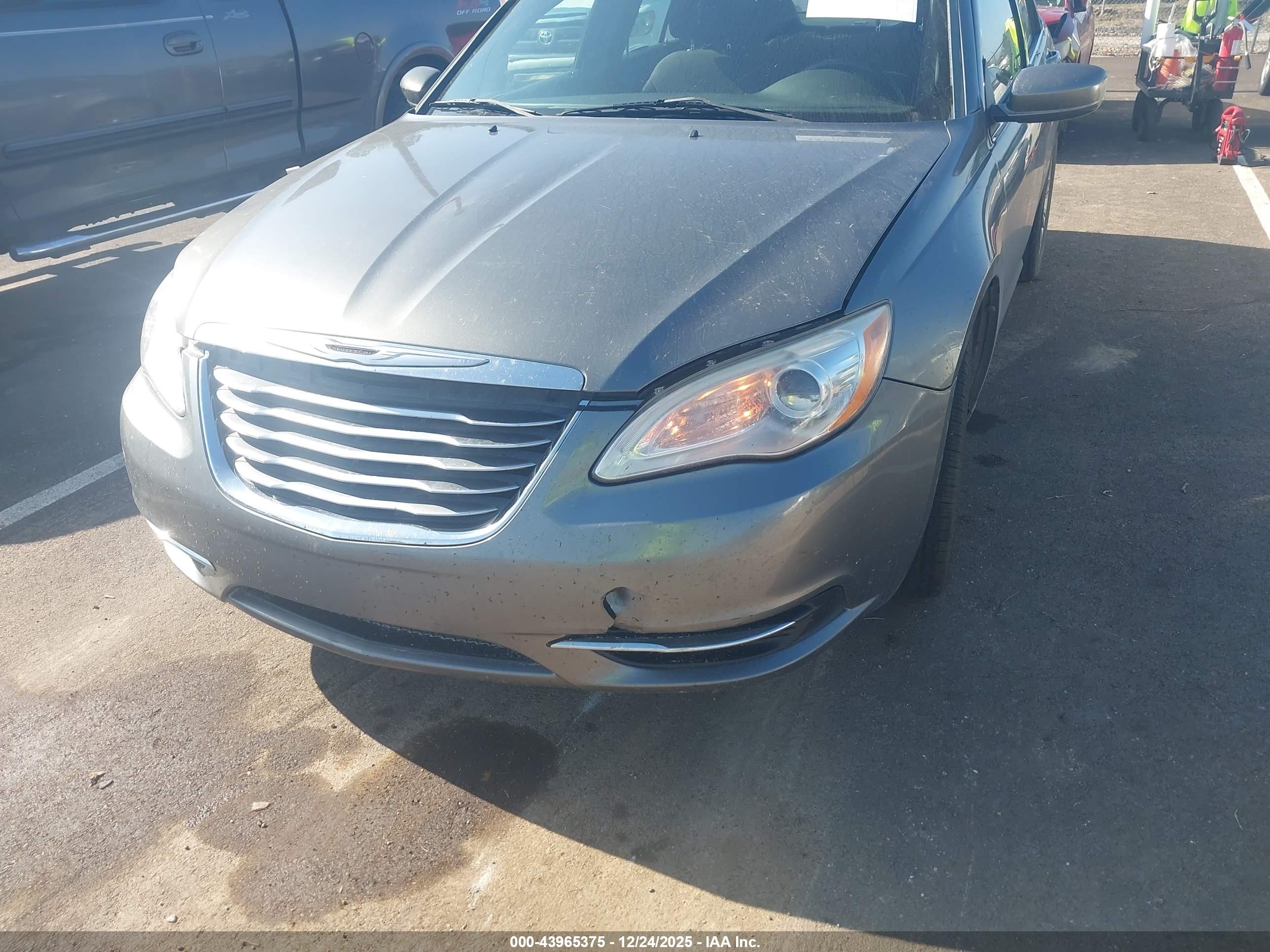 CHRYSLER 200 image 6