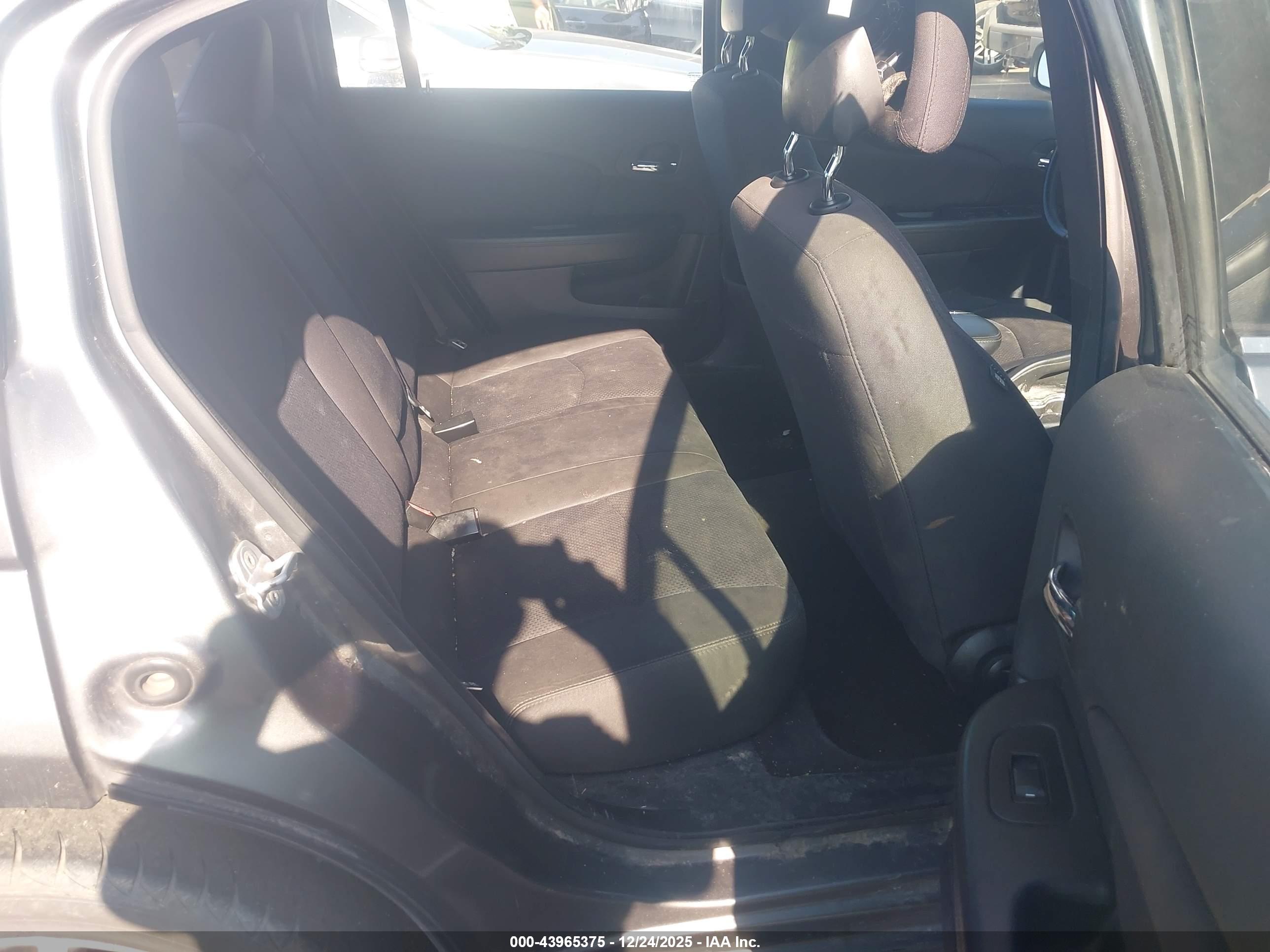 CHRYSLER 200 image 8