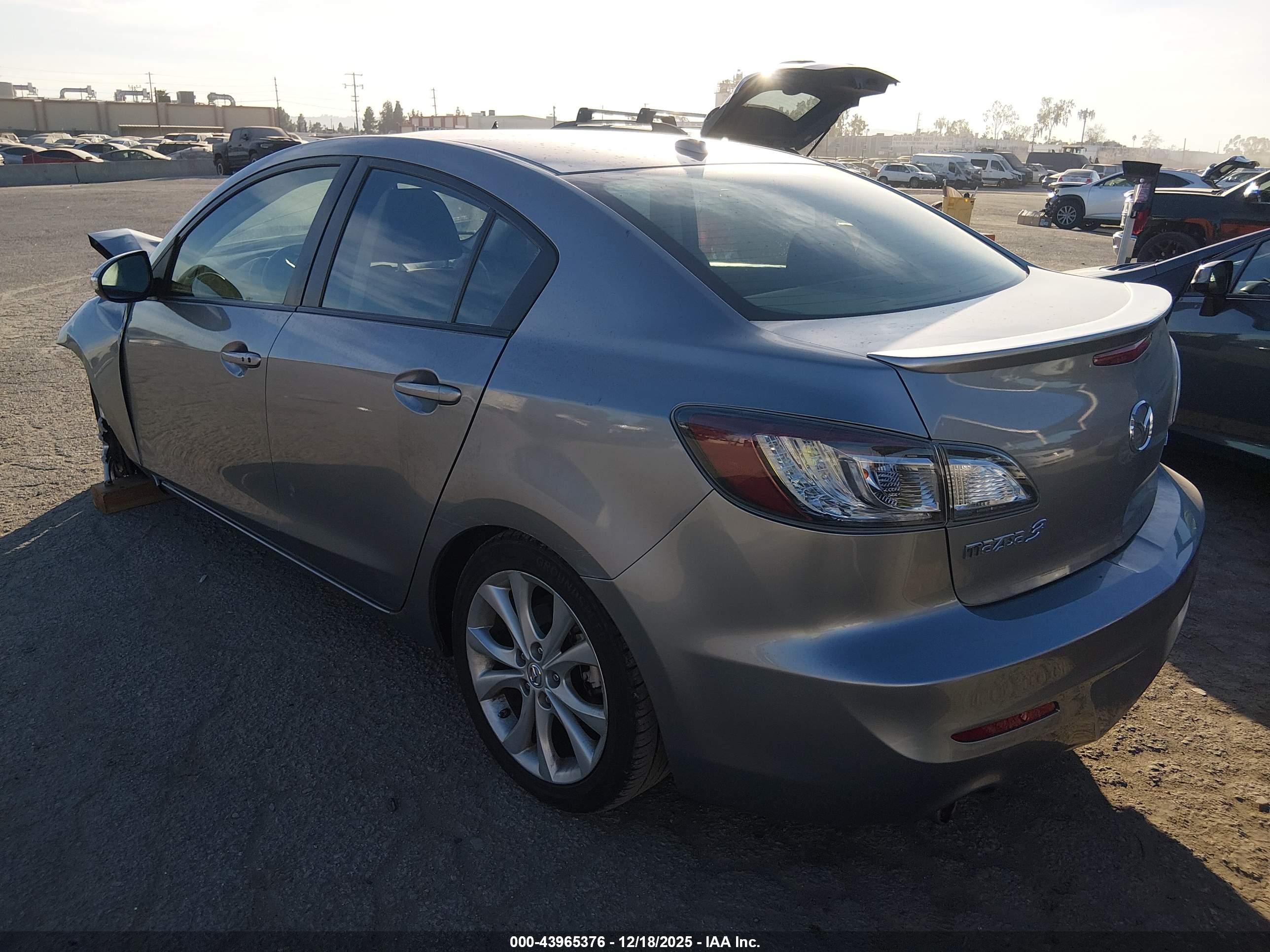 MAZDA MAZDA3 image 3