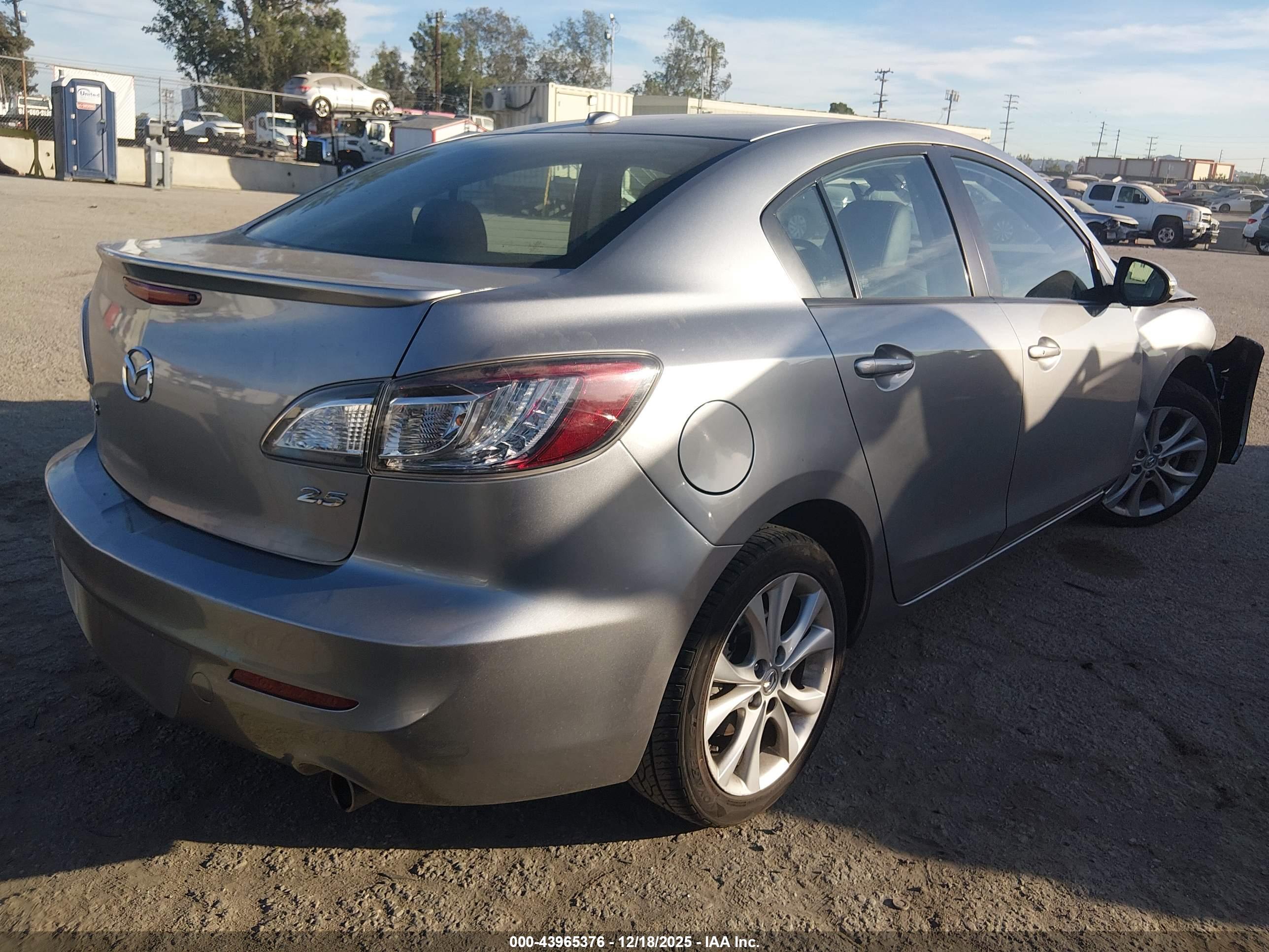 MAZDA MAZDA3 image 4