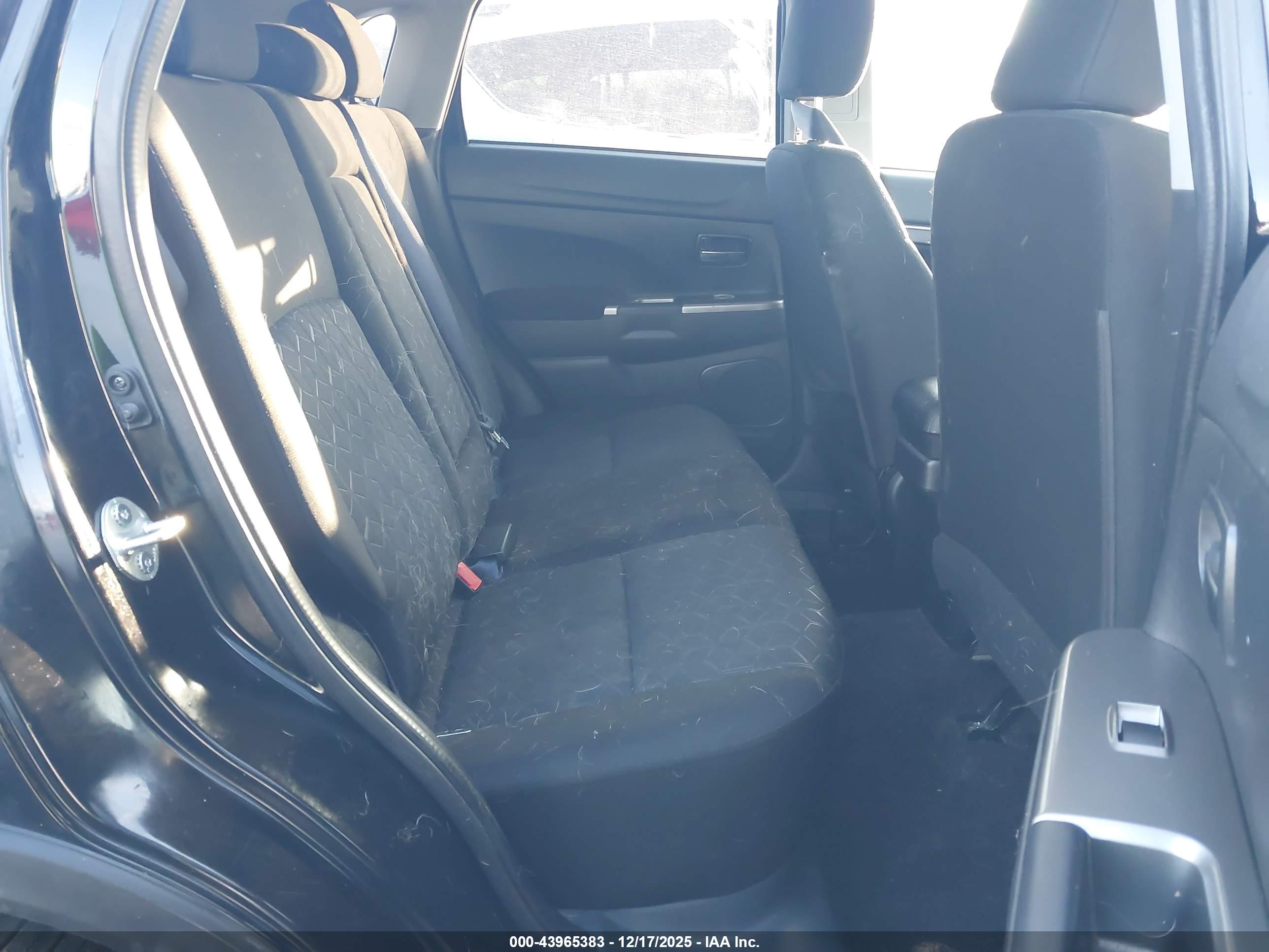 MITSUBISHI OUTLANDER image 8