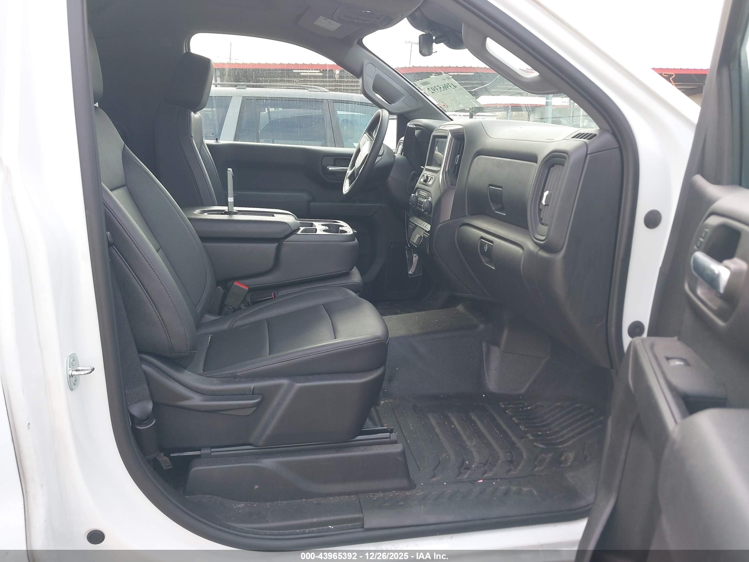 CHEVROLET SILVERADO image 5