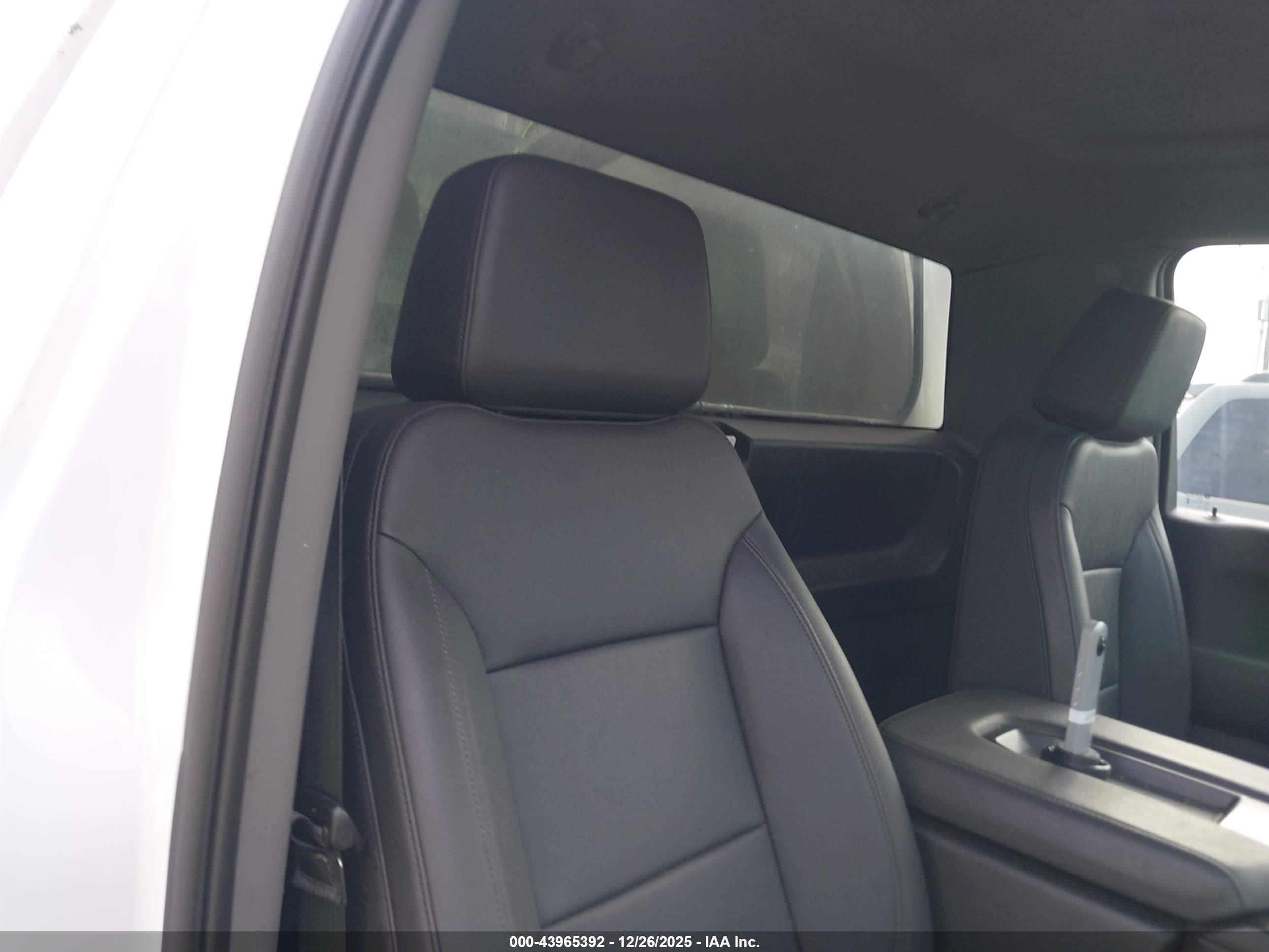 CHEVROLET SILVERADO image 8