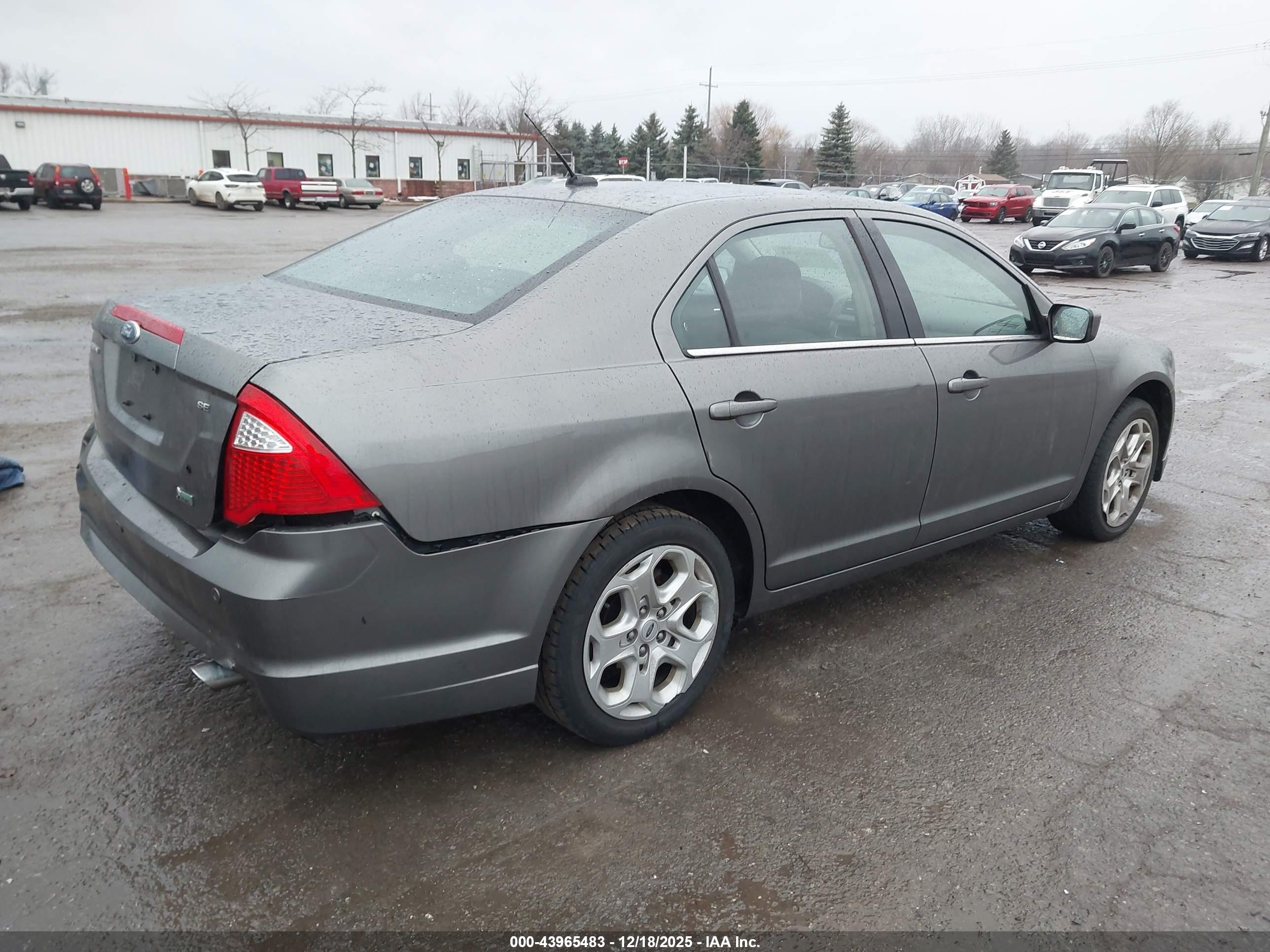 FORD FUSION image 4