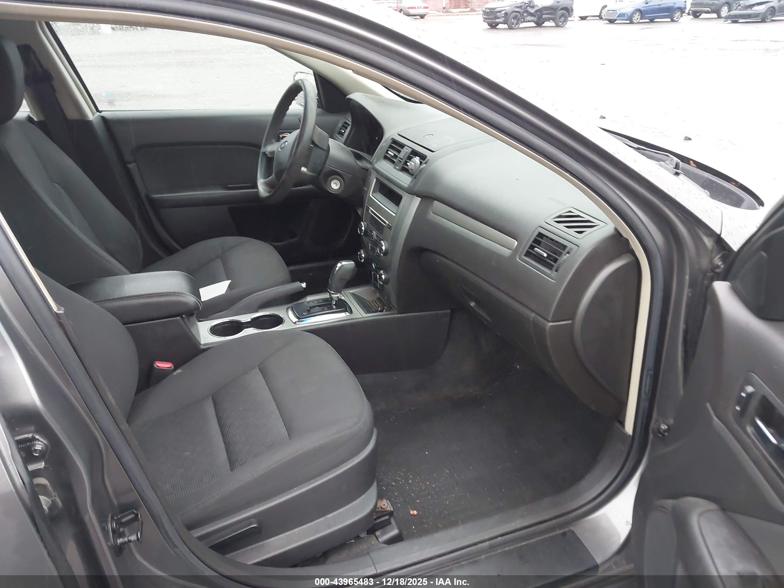 FORD FUSION image 5