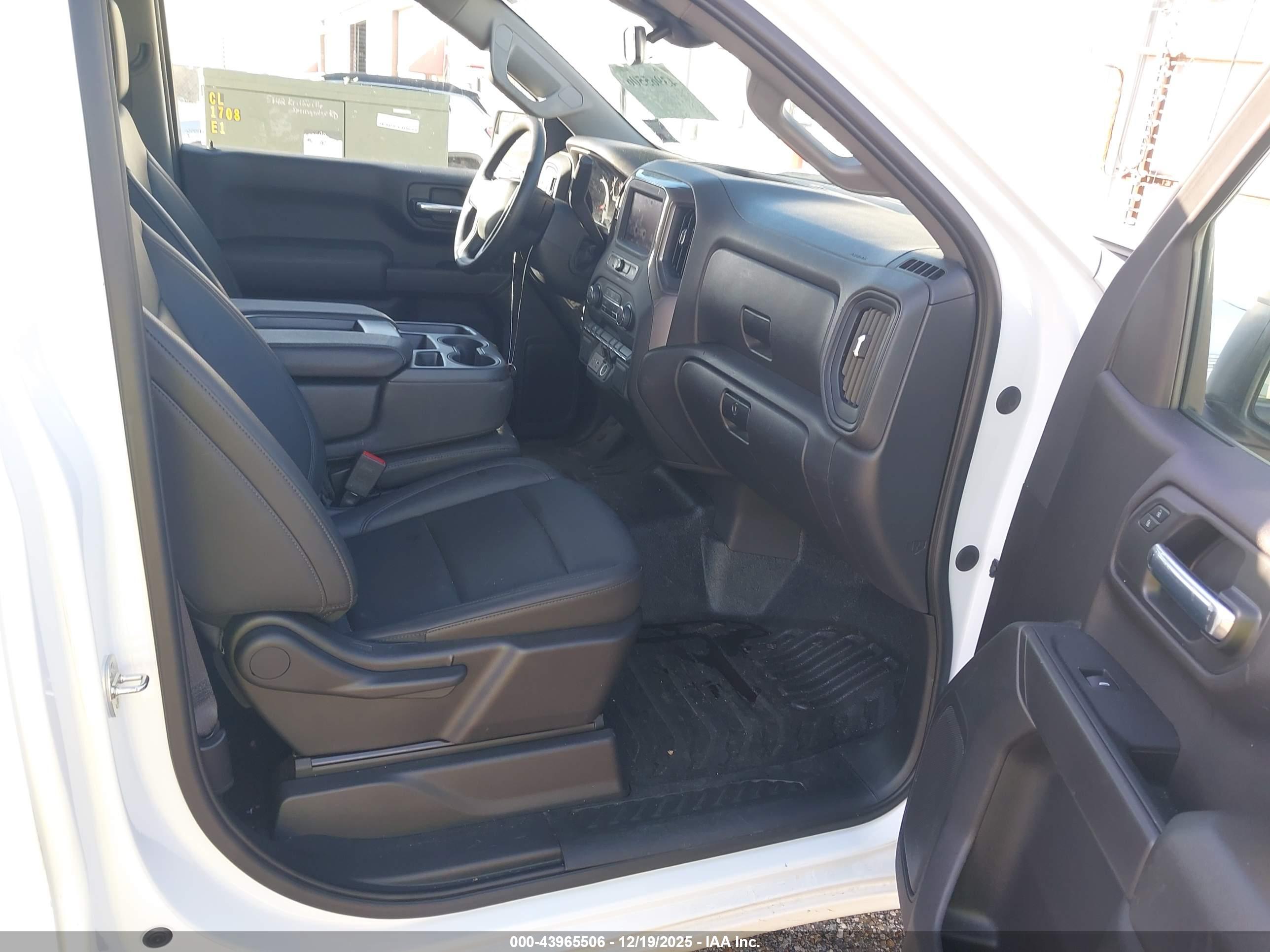 CHEVROLET SILVERADO image 5