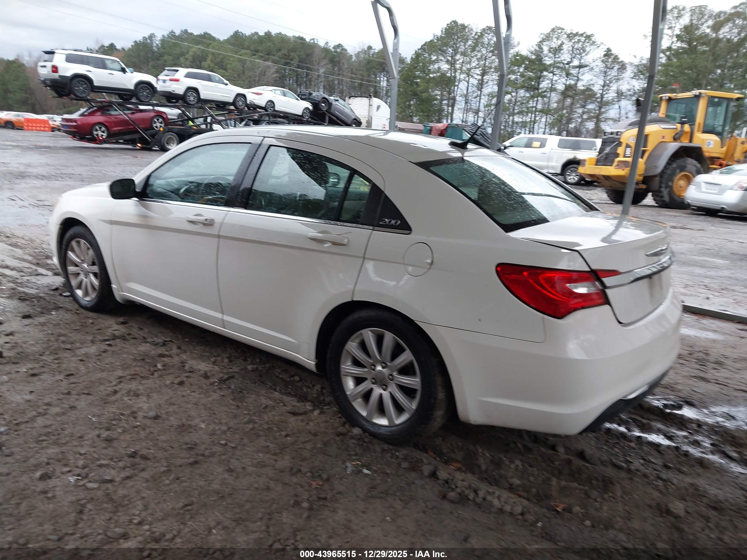 CHRYSLER 200 image 3