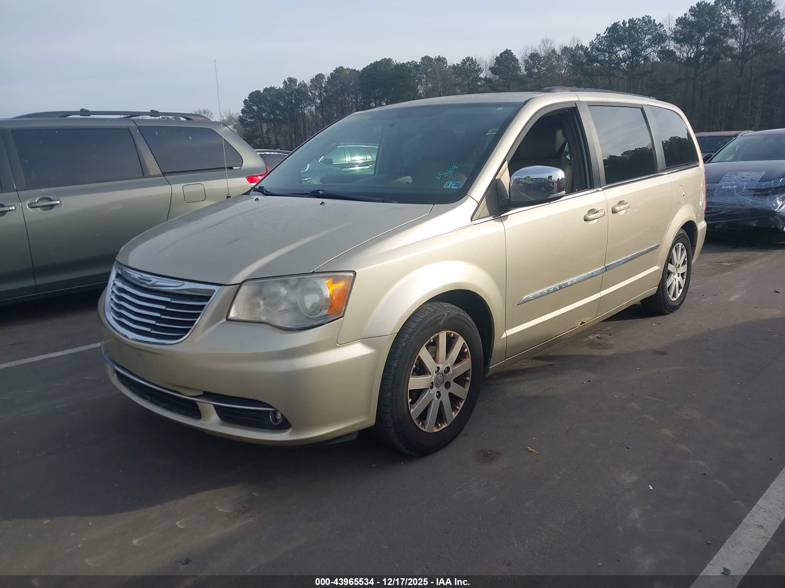 CHRYSLER TOWN image 2