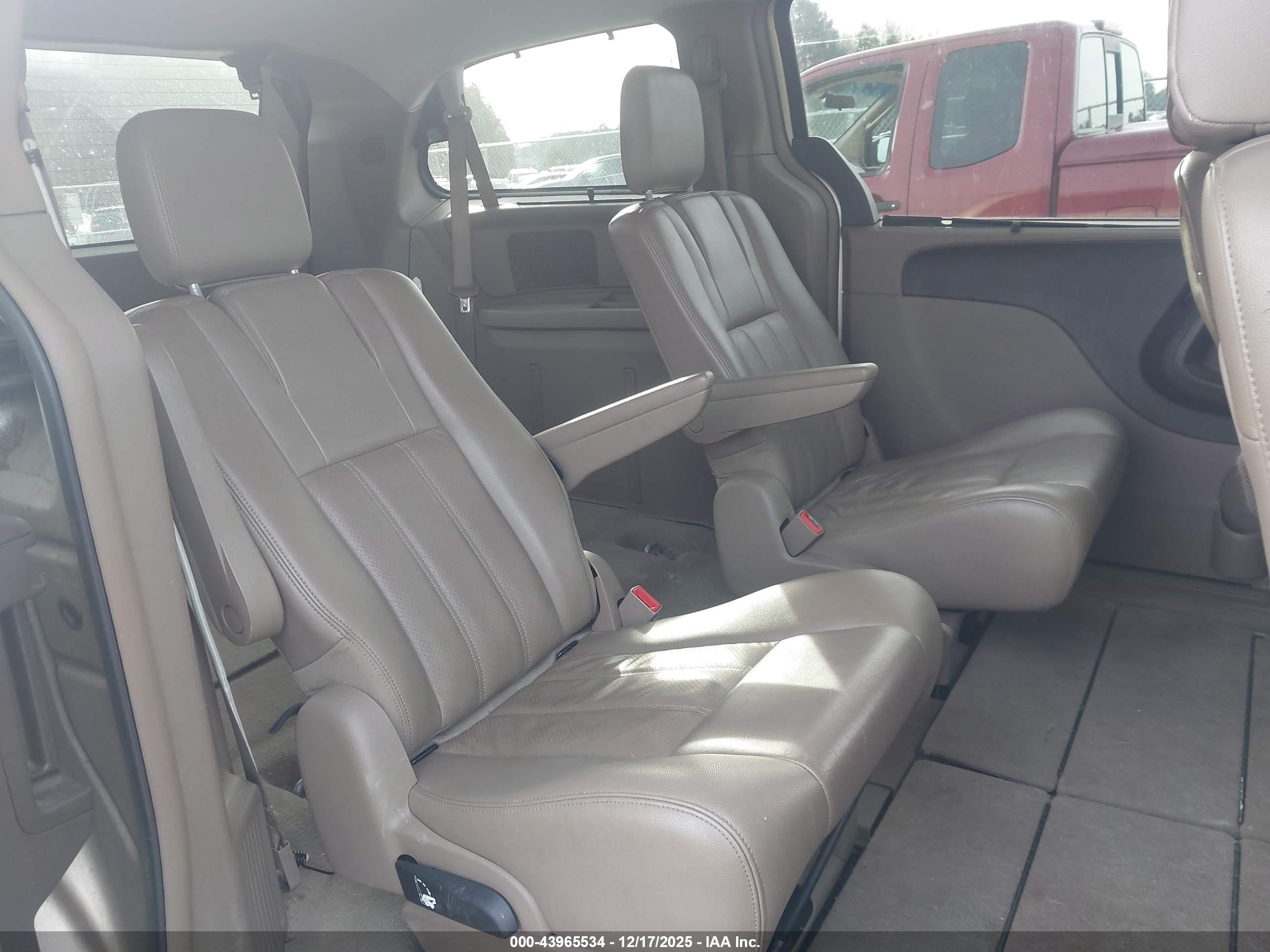CHRYSLER TOWN image 8