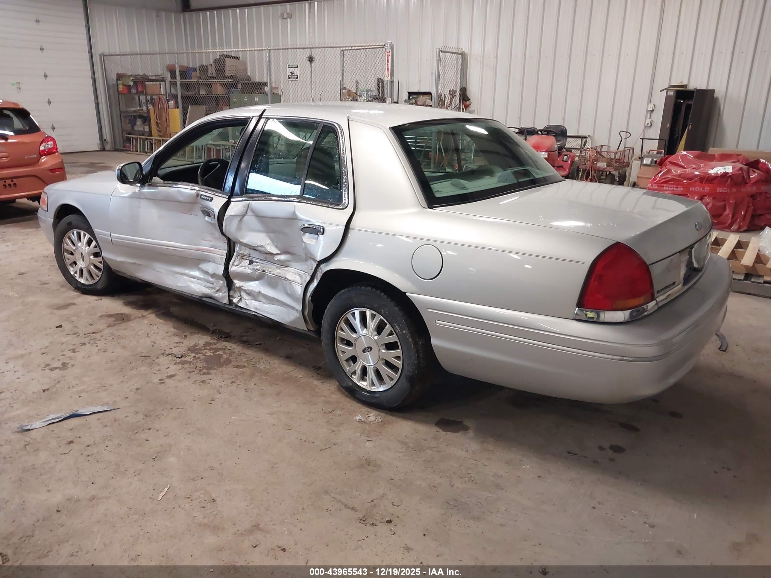 FORD CROWN image 3