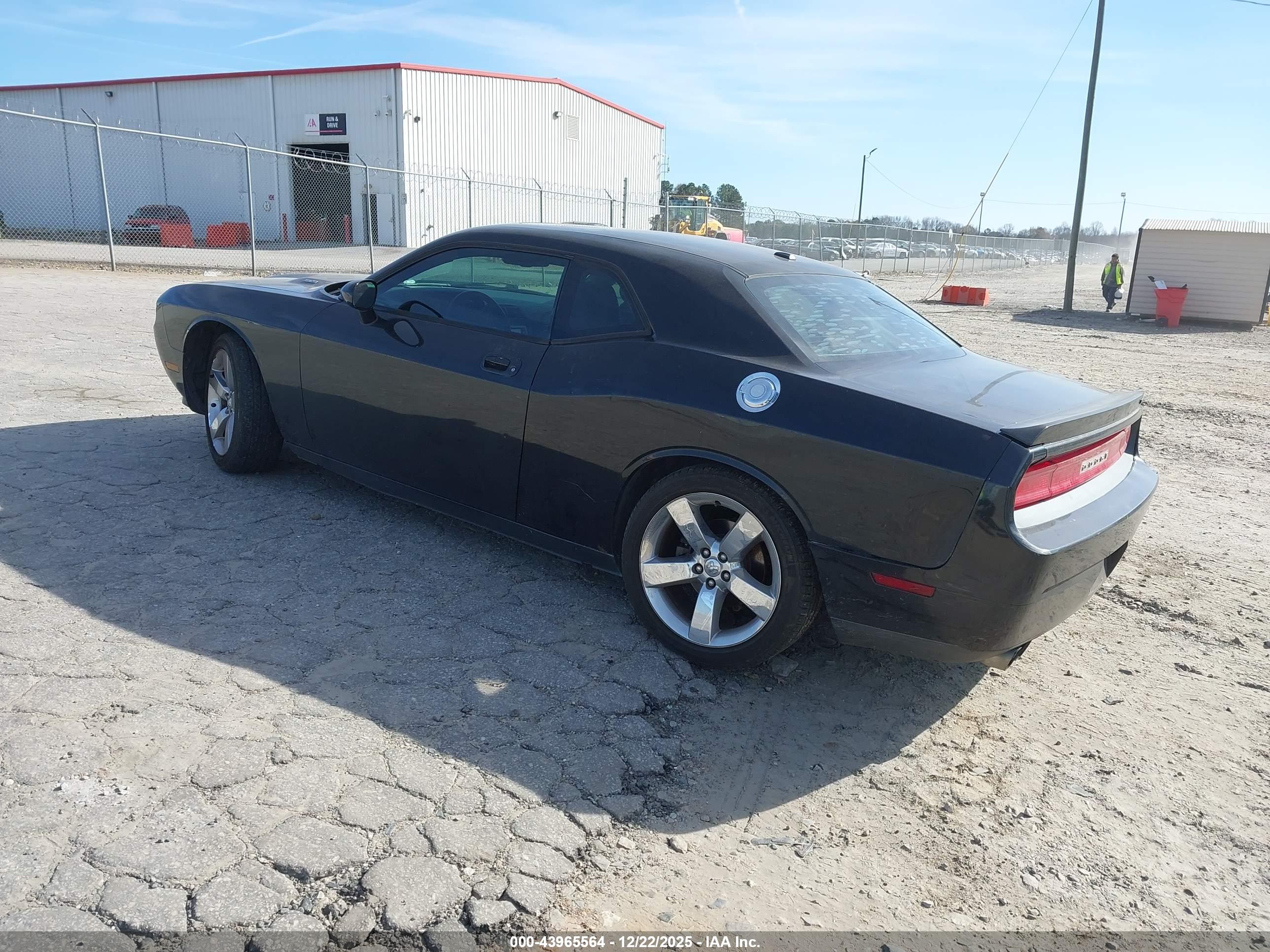 DODGE CHALLENGER image 3