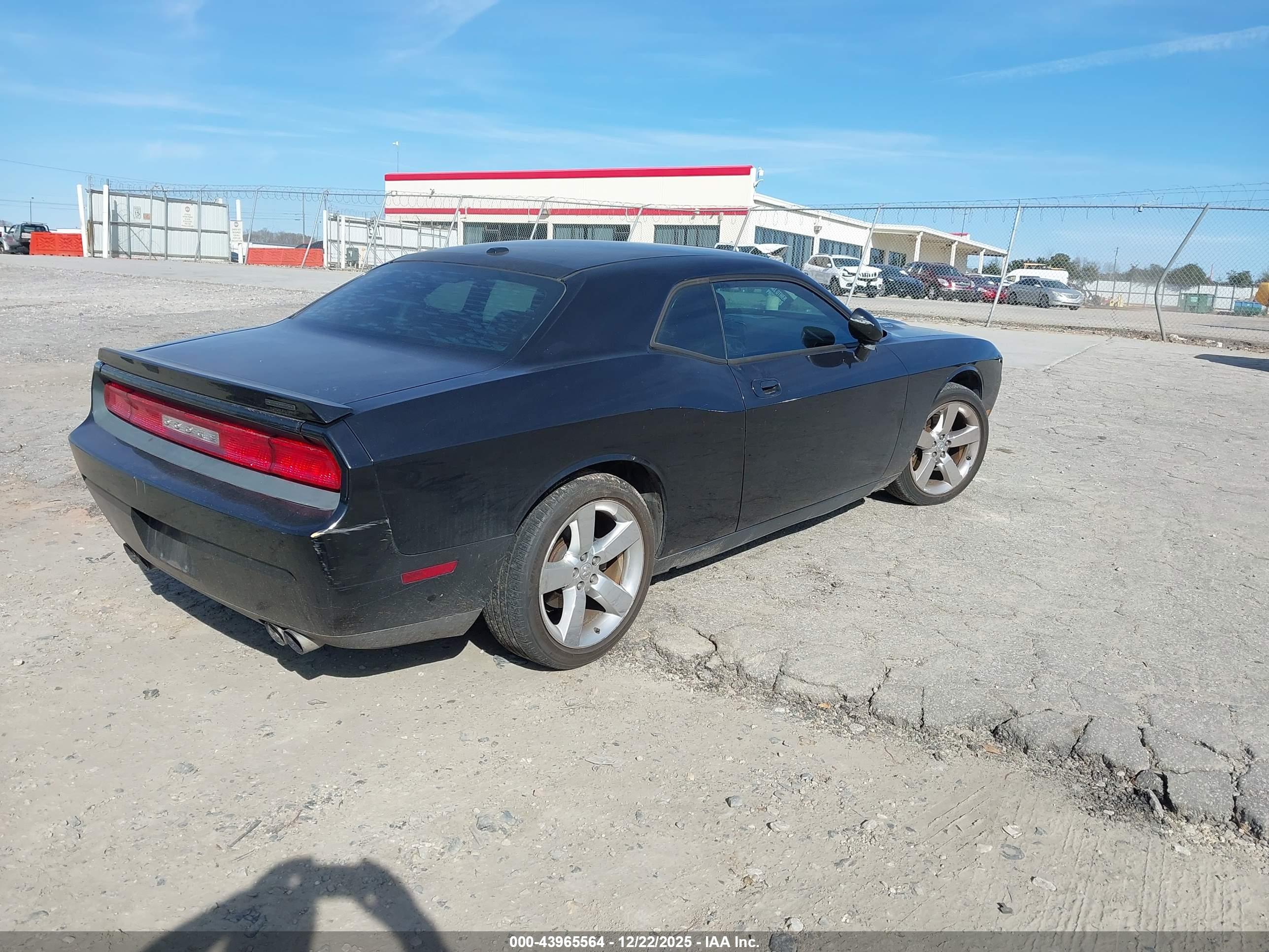 DODGE CHALLENGER image 4