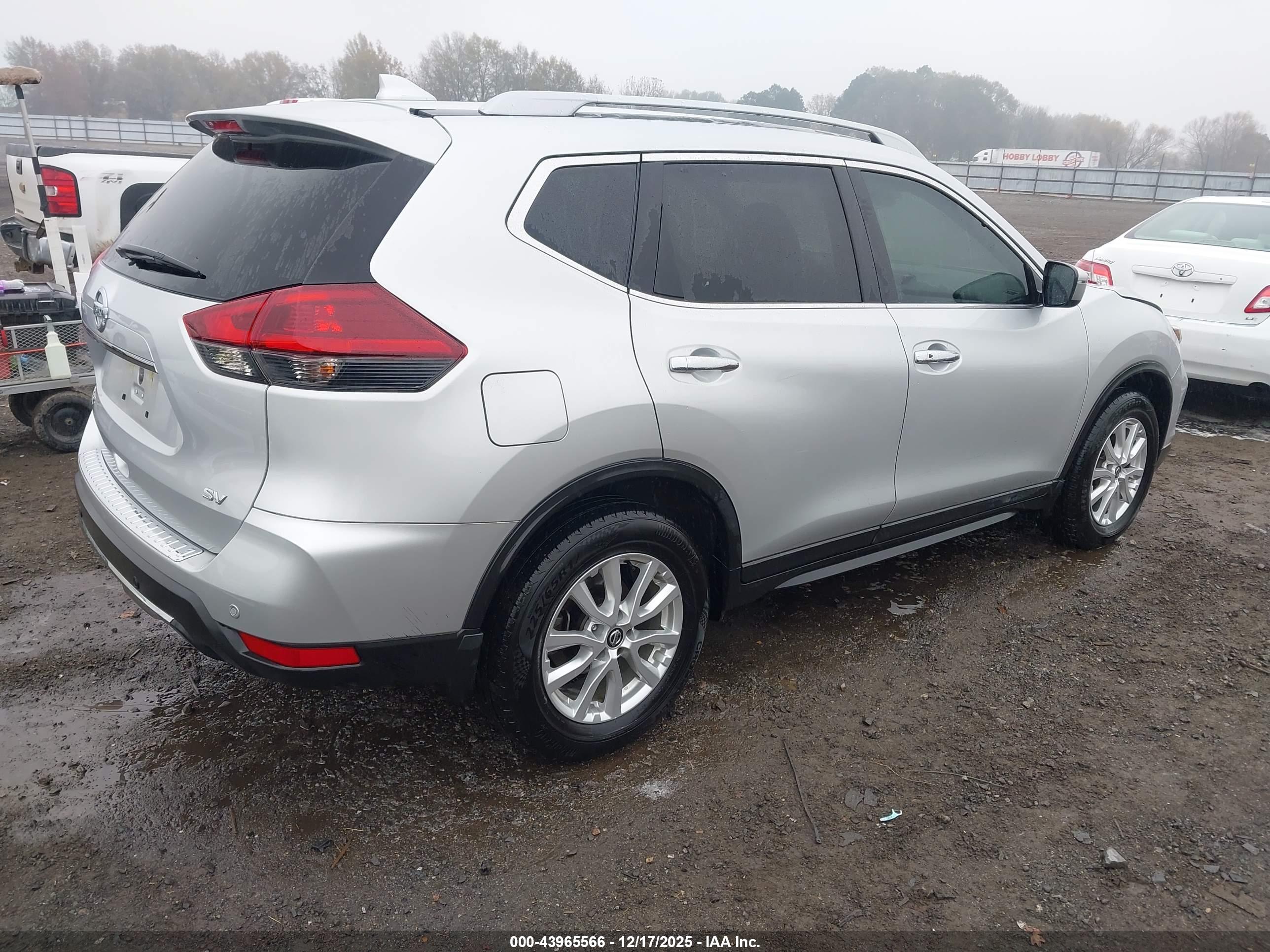 NISSAN ROGUE image 4