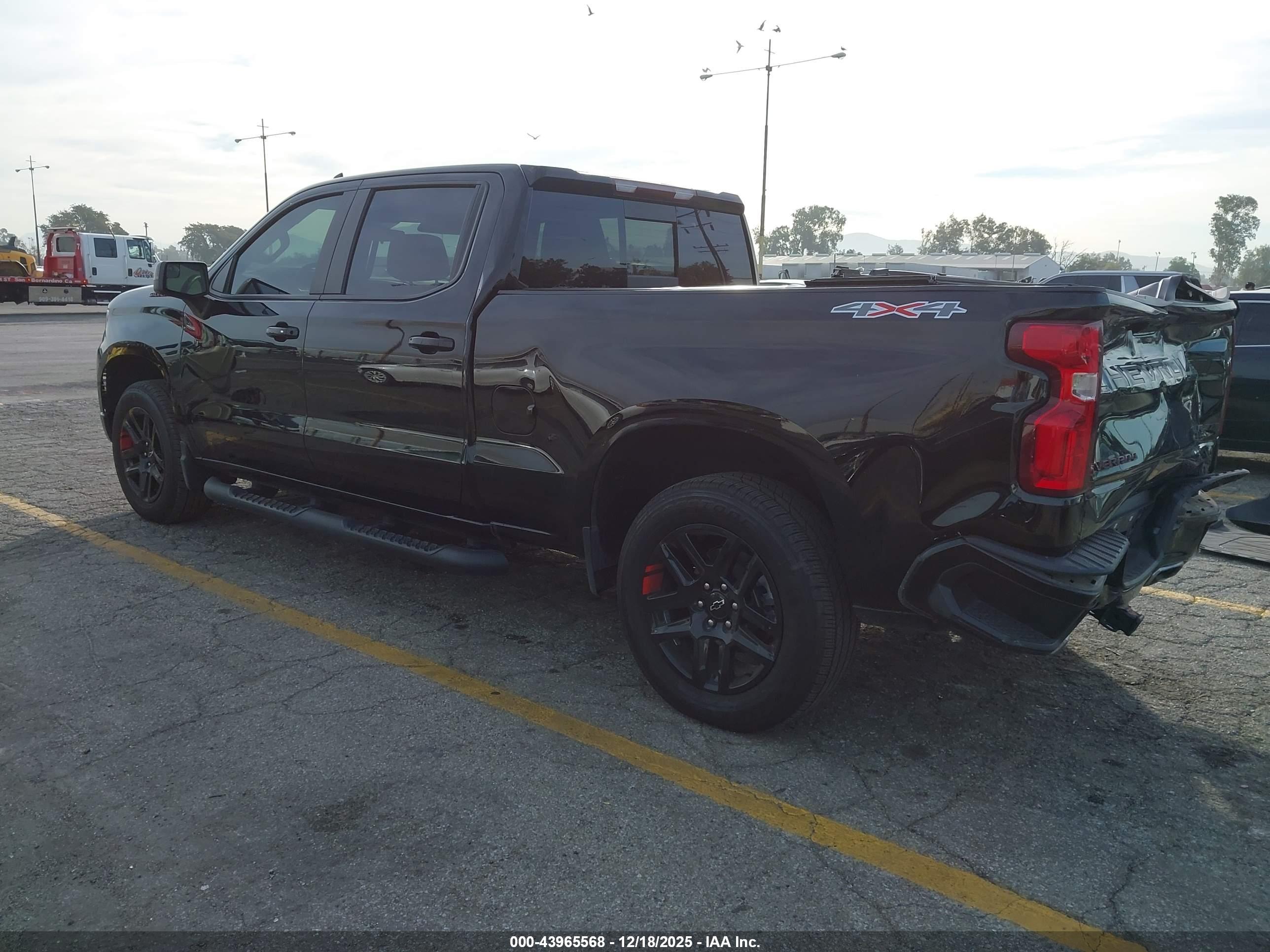 CHEVROLET SILVERADO image 3