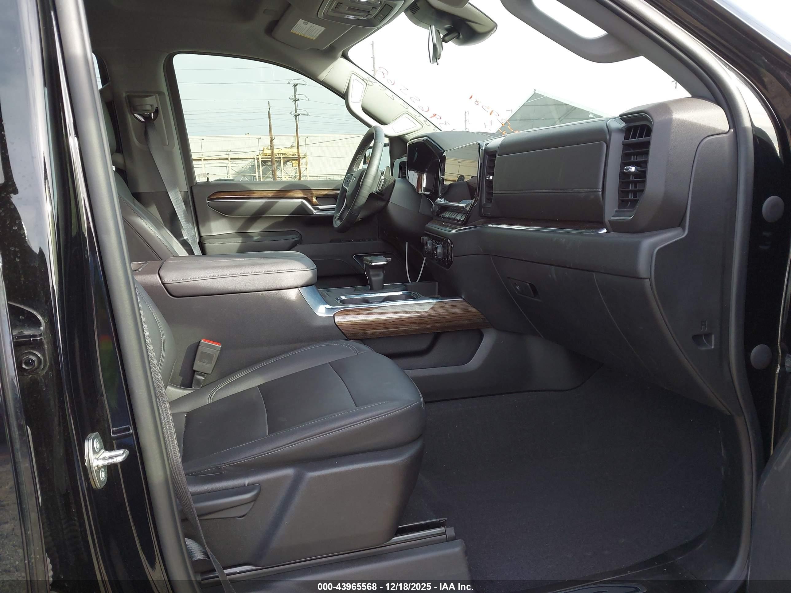 CHEVROLET SILVERADO image 5