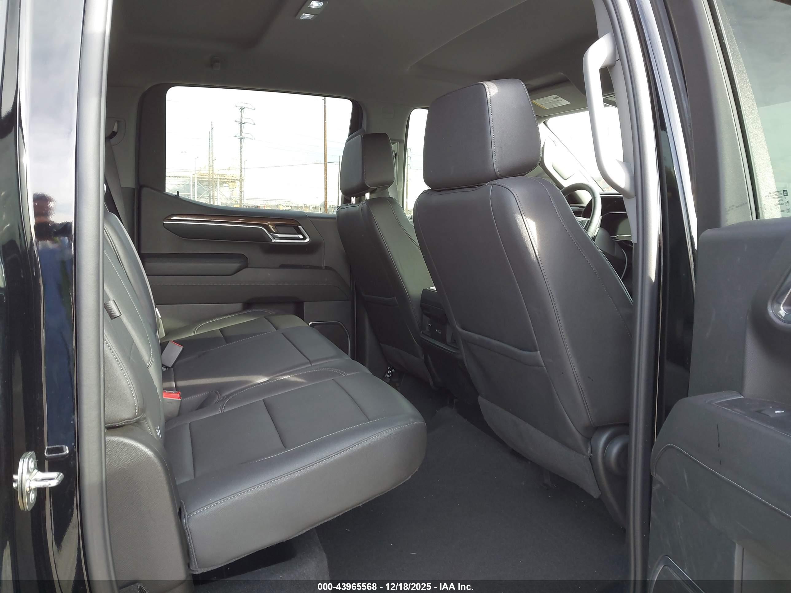 CHEVROLET SILVERADO image 8