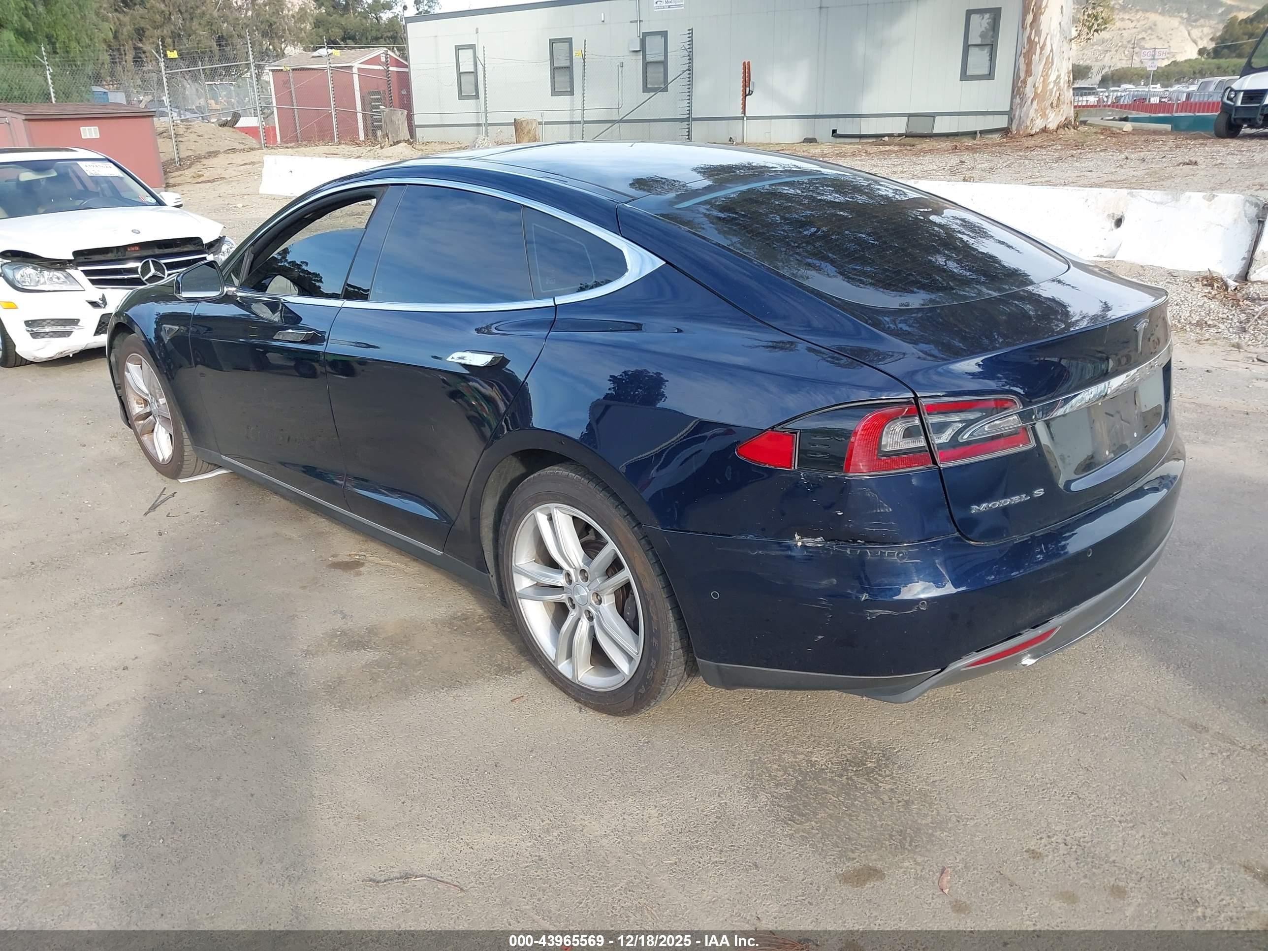 TESLA MODEL image 3
