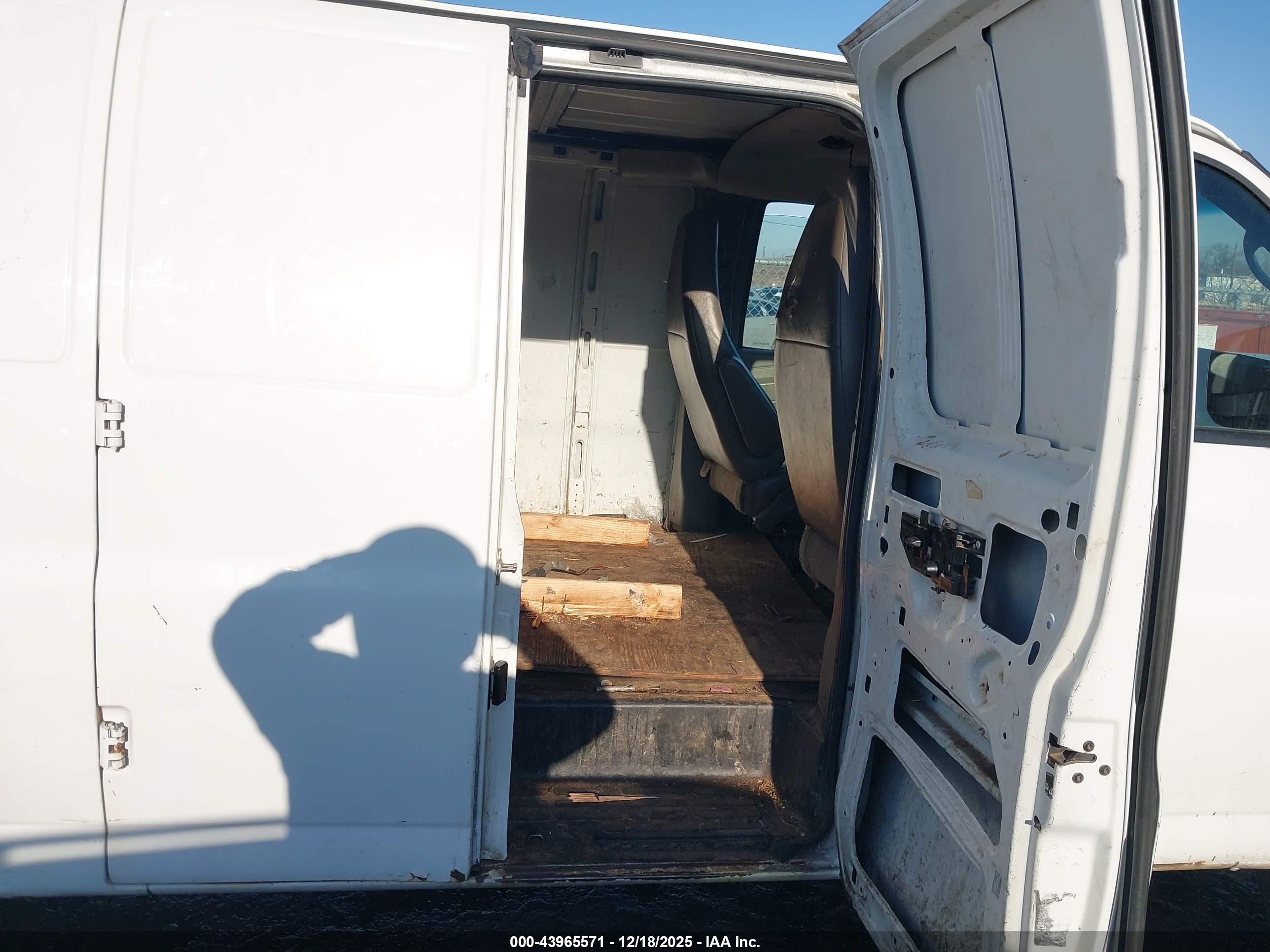 CHEVROLET EXPRESS image 8