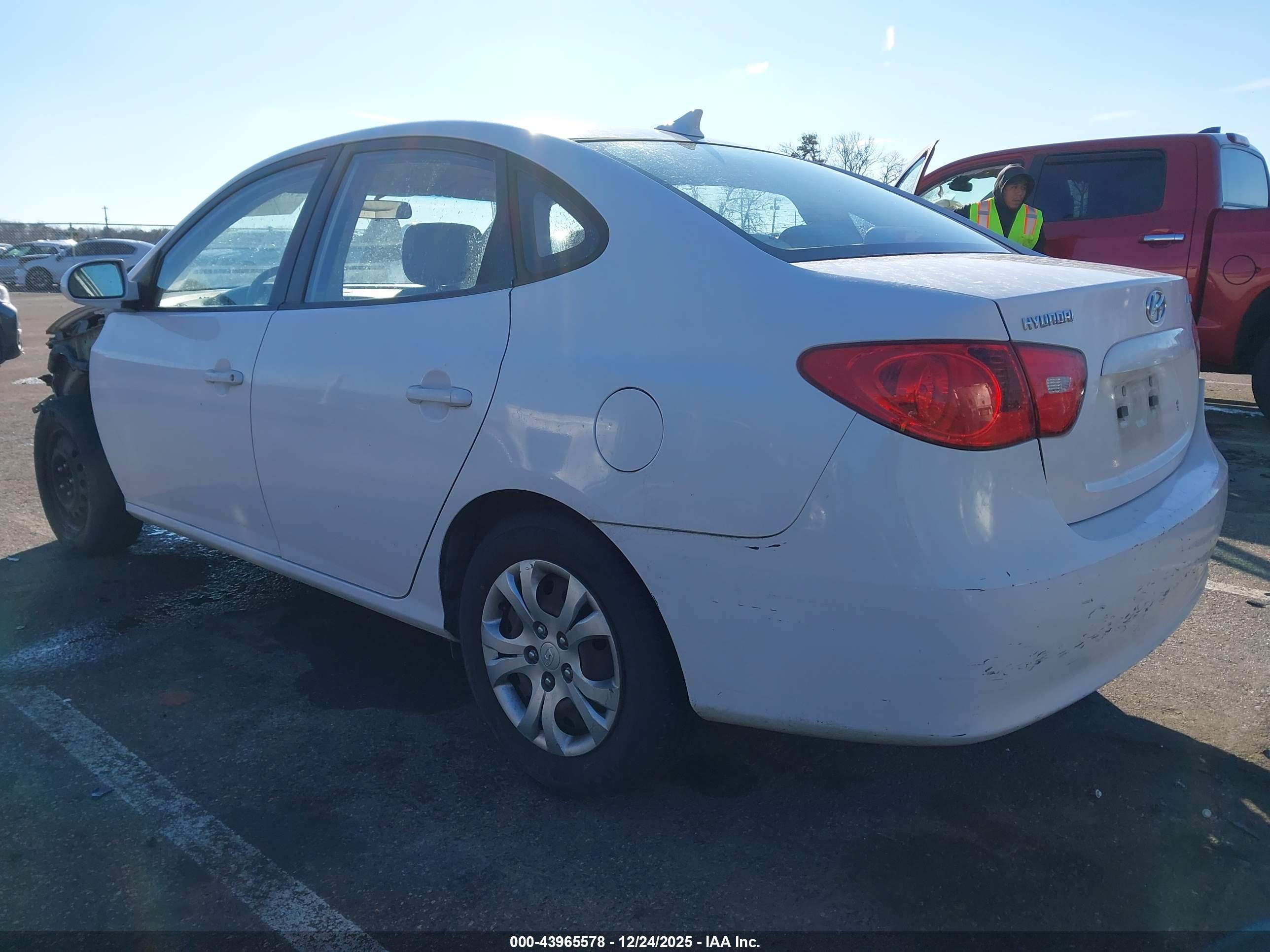 HYUNDAI ELANTRA image 3