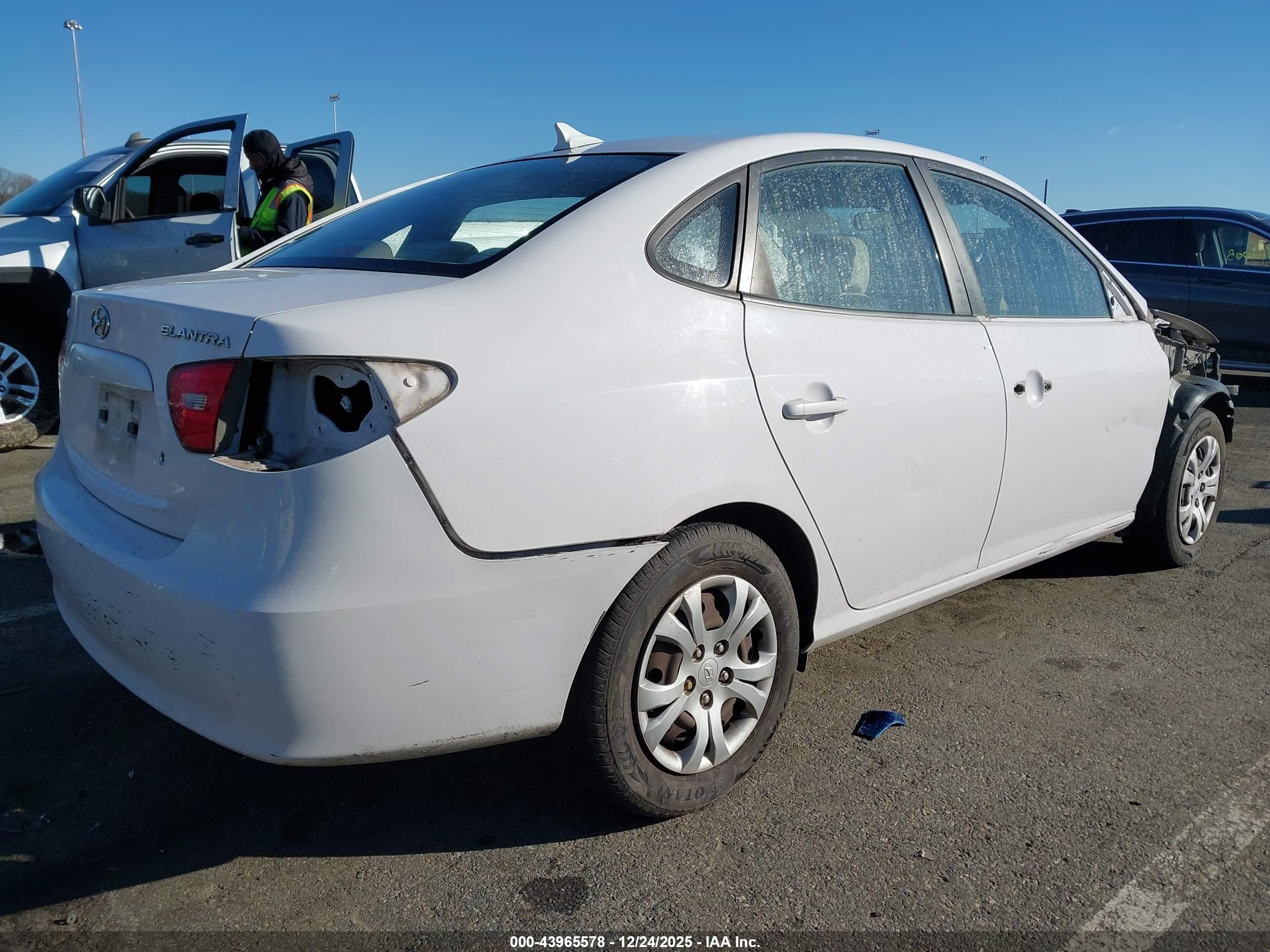 HYUNDAI ELANTRA image 4