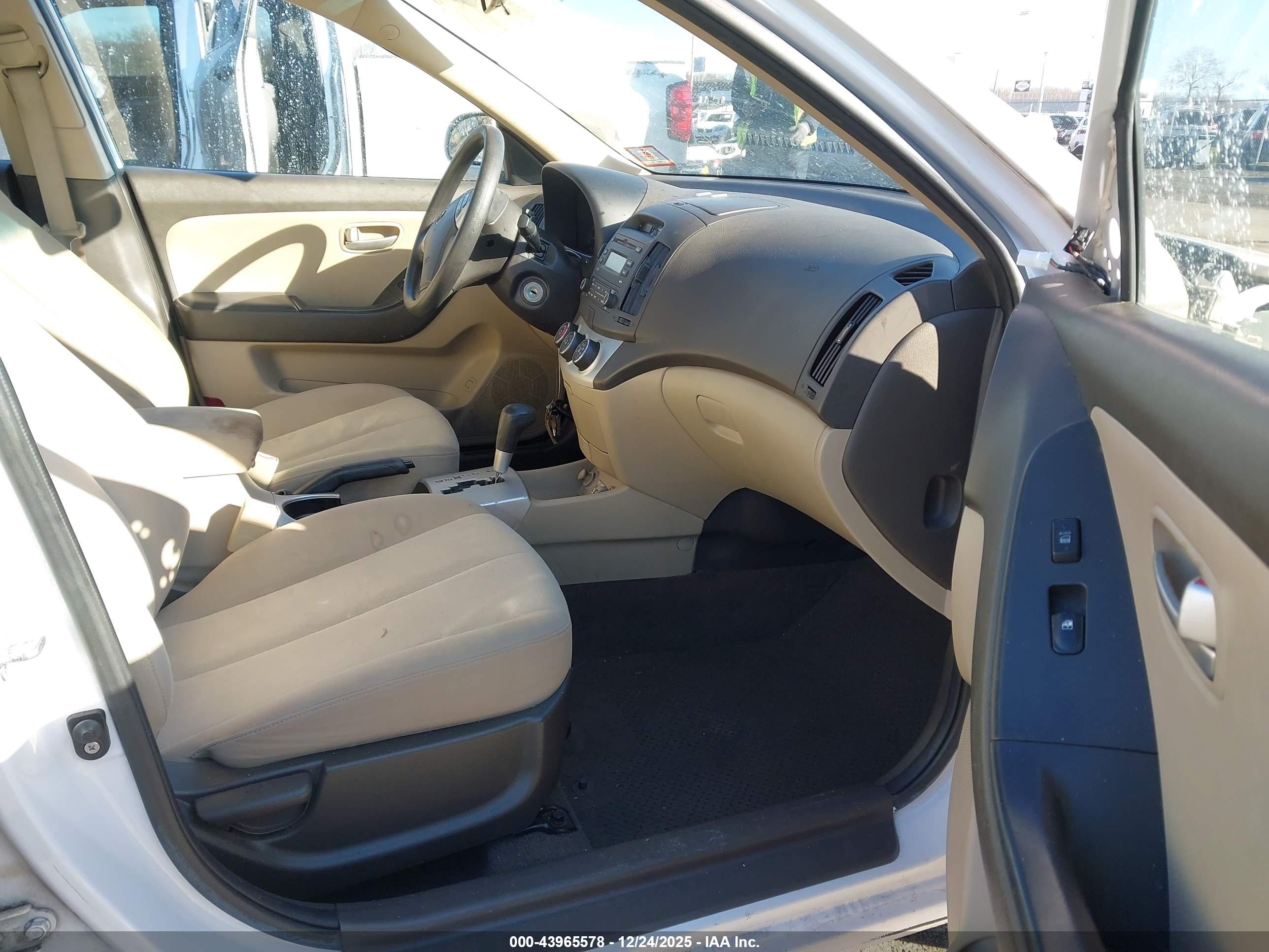 HYUNDAI ELANTRA image 5