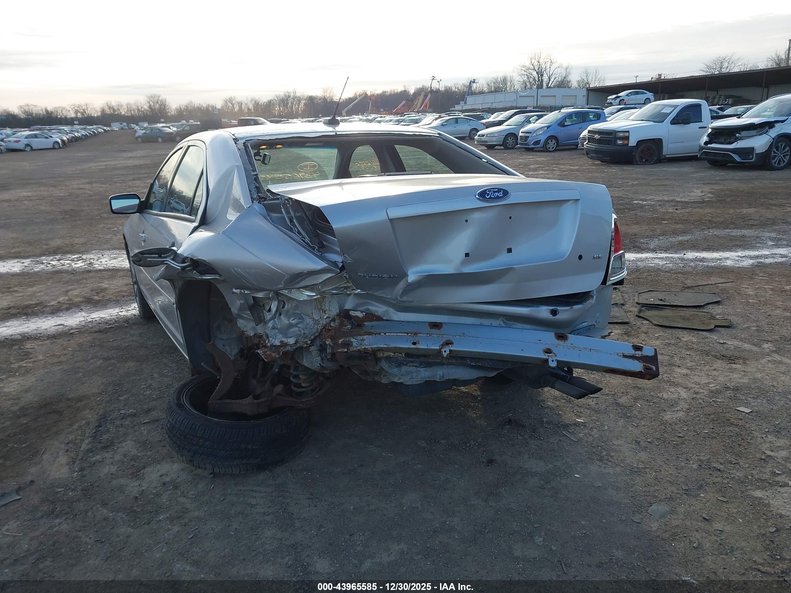 FORD FUSION image 6