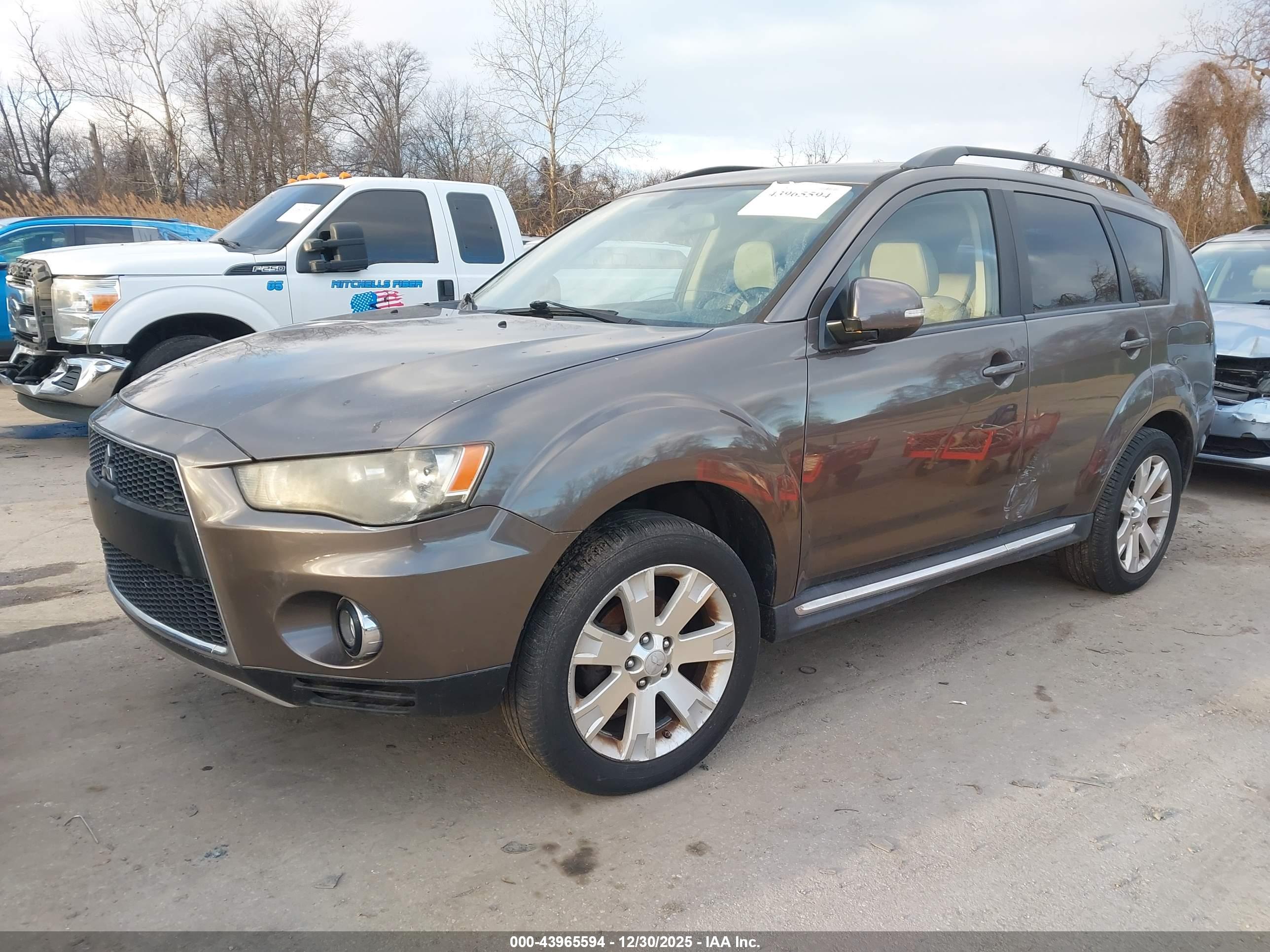 MITSUBISHI OUTLANDER image 2