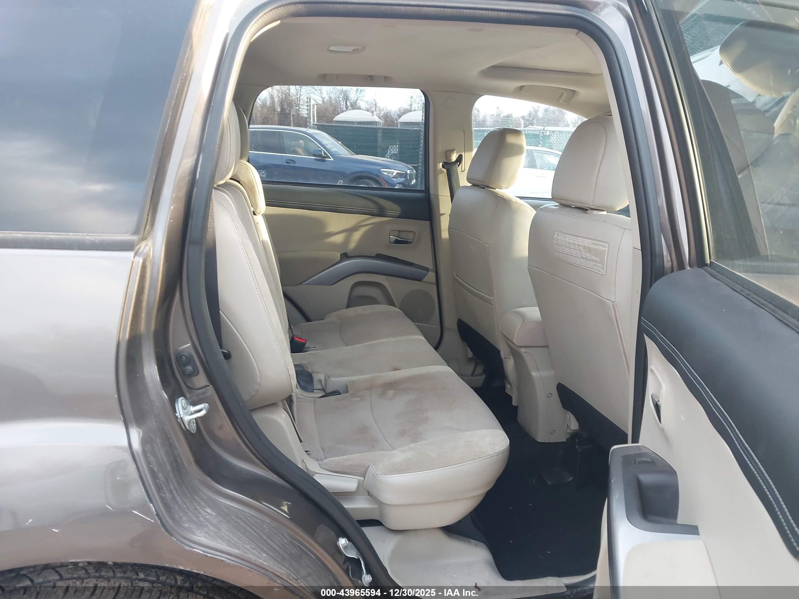 MITSUBISHI OUTLANDER image 8