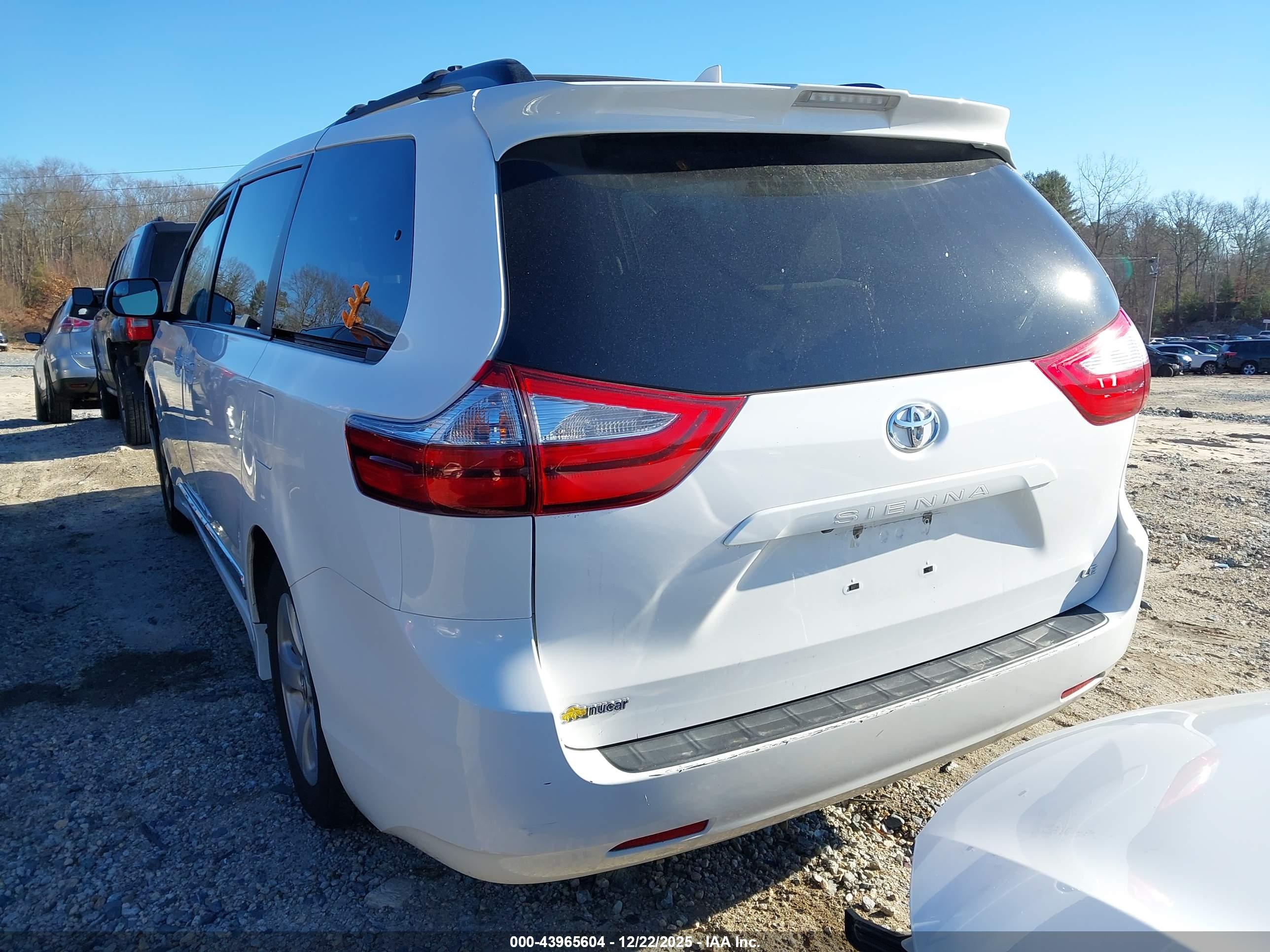 TOYOTA SIENNA image 3