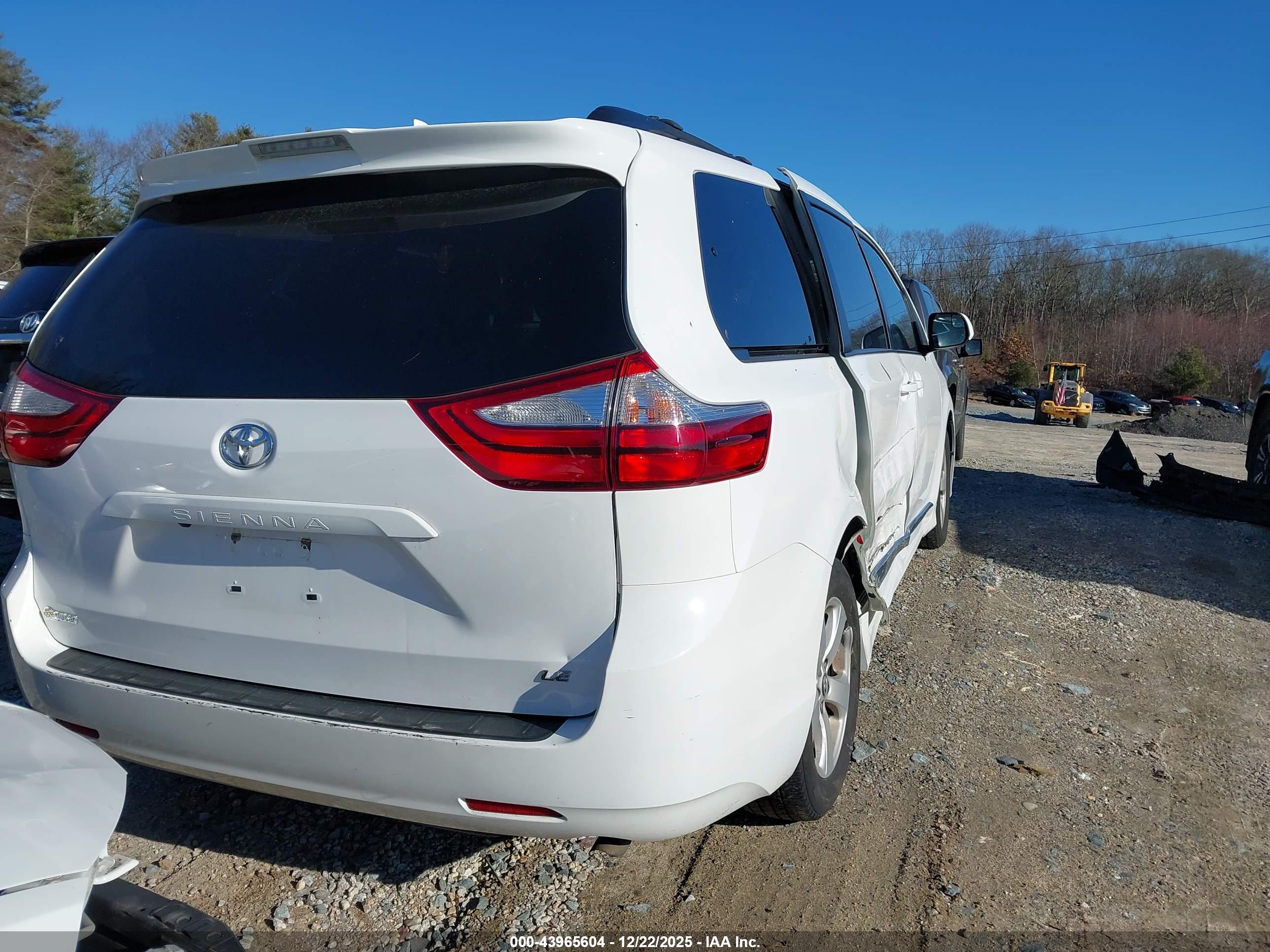 TOYOTA SIENNA image 4