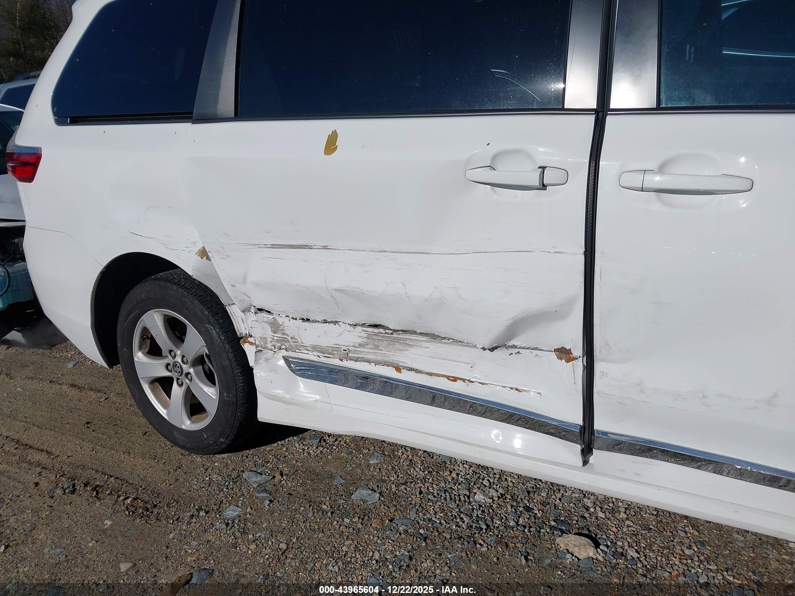 TOYOTA SIENNA image 6