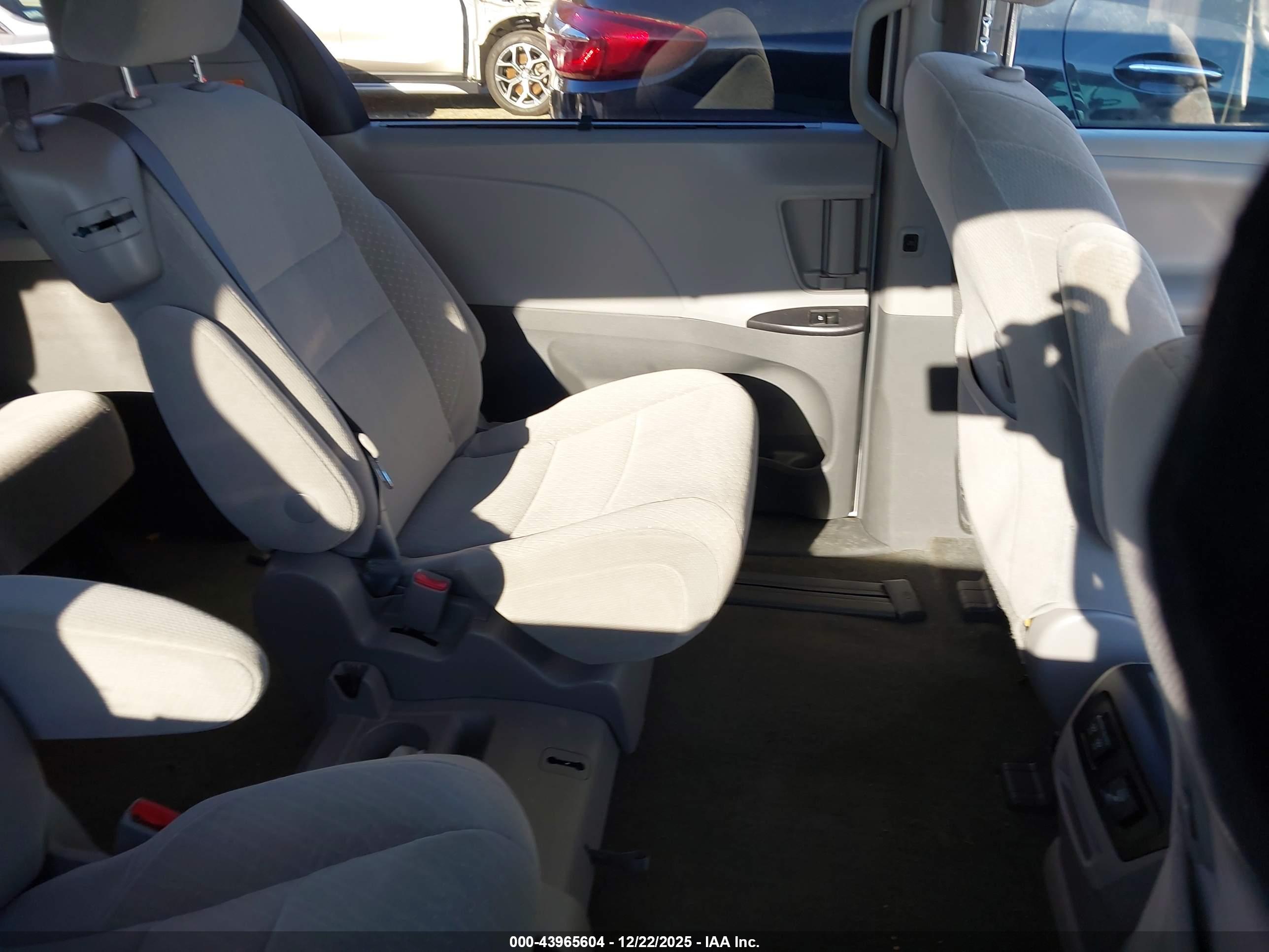 TOYOTA SIENNA image 8