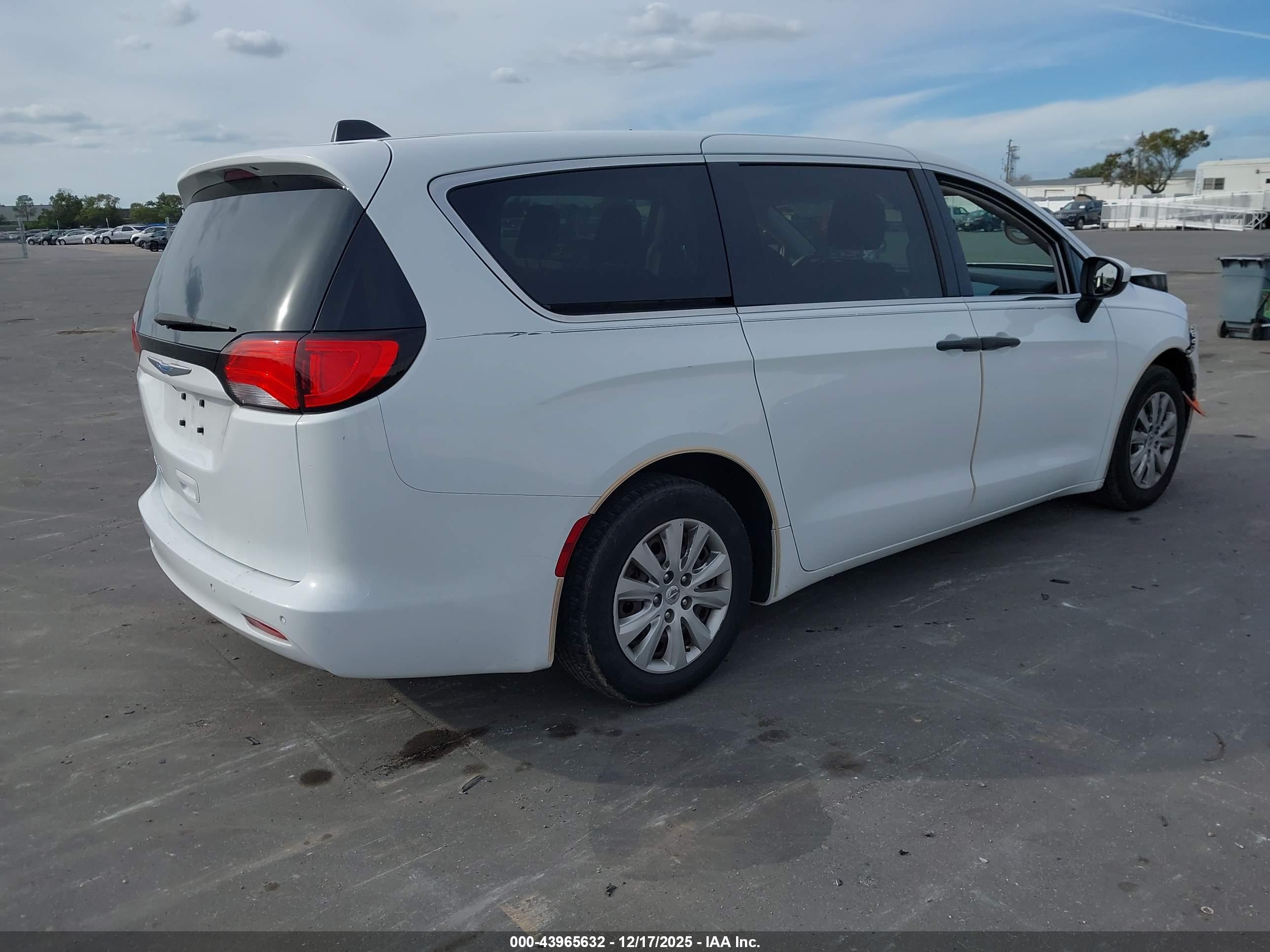CHRYSLER PACIFICA image 4