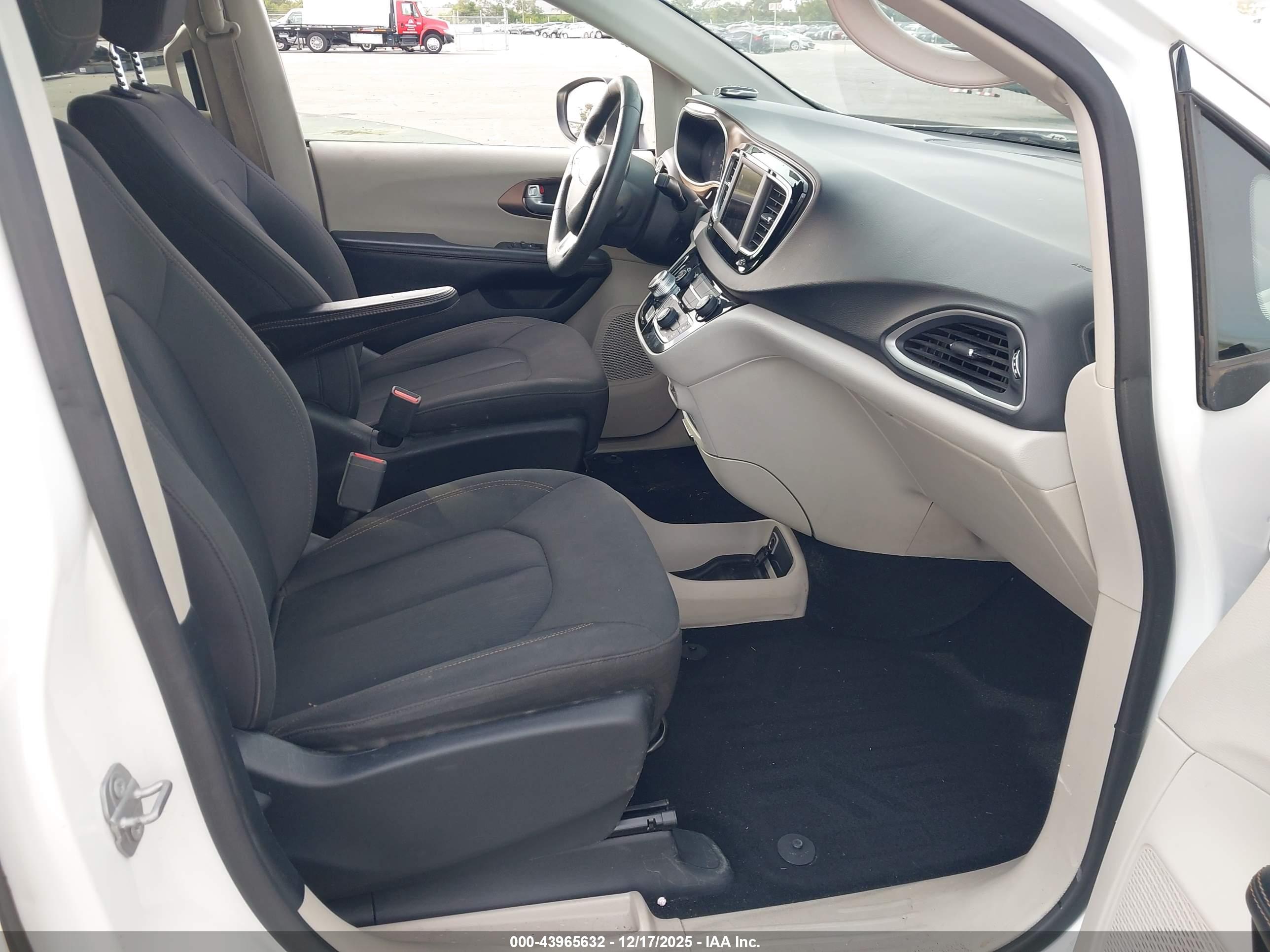 CHRYSLER PACIFICA image 5